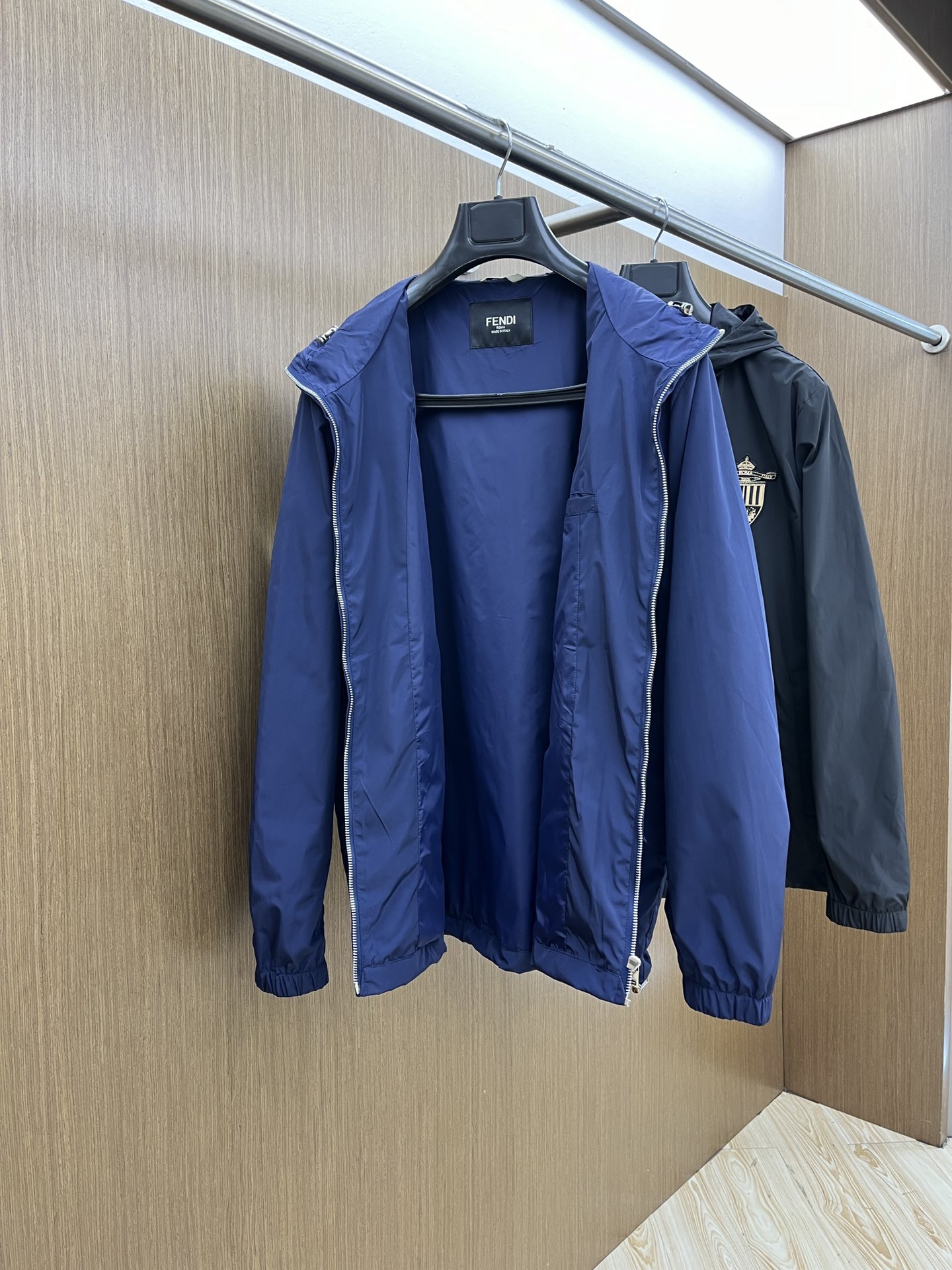  DG 🔥🔥2045开春新款男士连帽夹克外套，高定专柜面料 透气舒适度高，细节无可挑剔，品牌元素设计理念