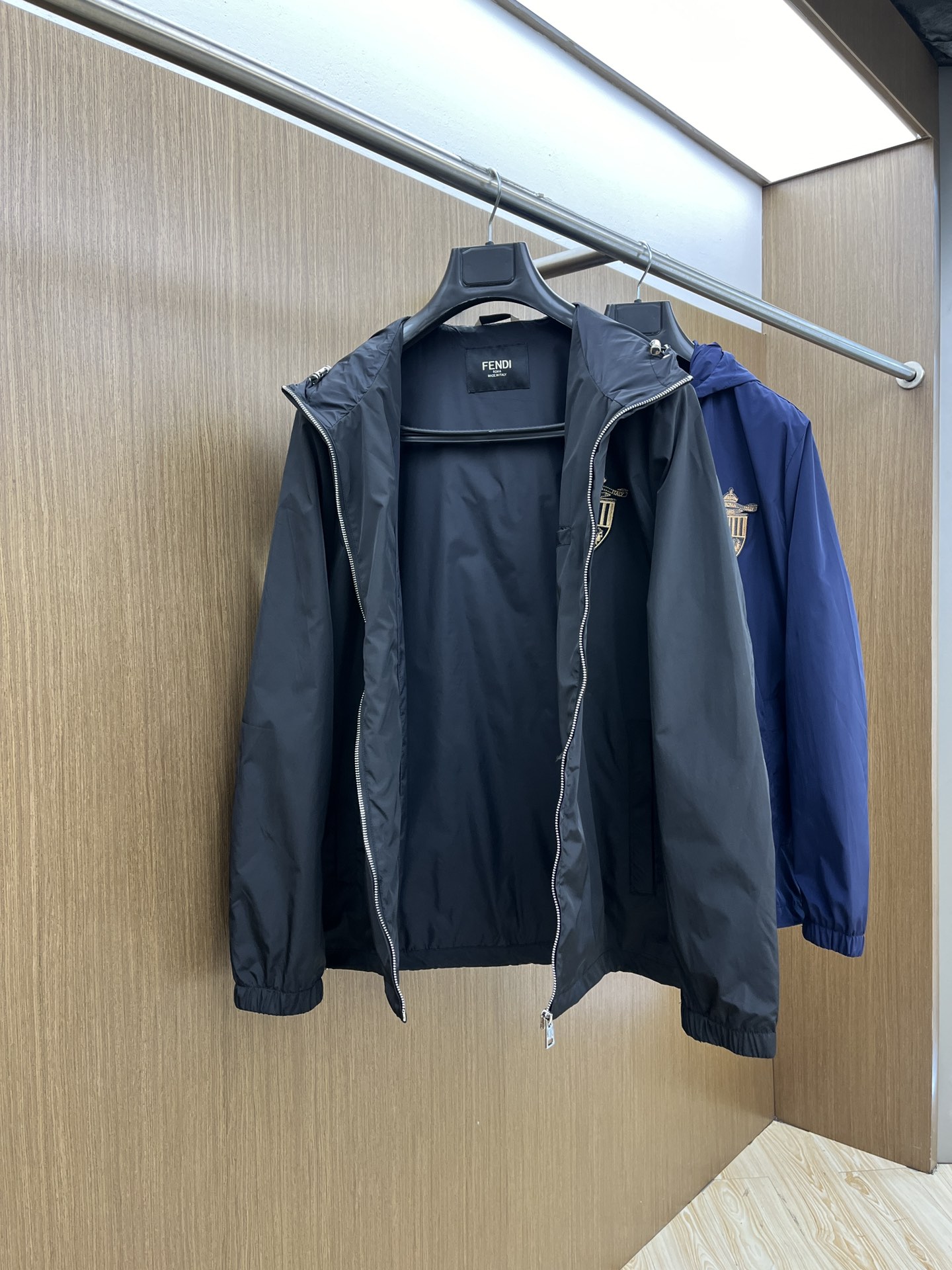  DG 🔥🔥2045开春新款男士连帽夹克外套，高定专柜面料 透气舒适度高，细节无可挑剔，品牌元素设计理念