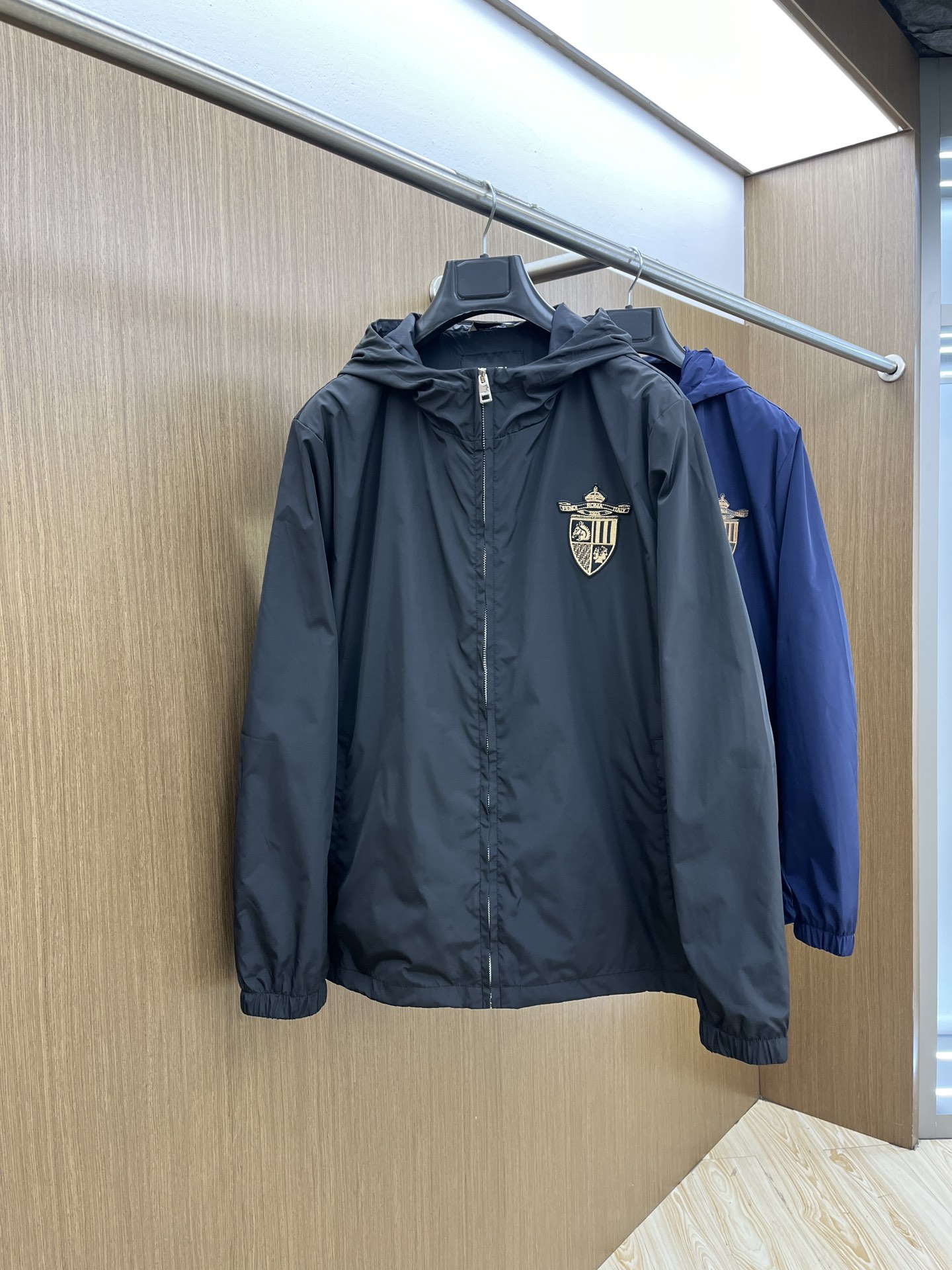  DG 🔥🔥2045开春新款男士连帽夹克外套，高定专柜面料 透气舒适度高，细节无可挑剔，品牌元素设计理念