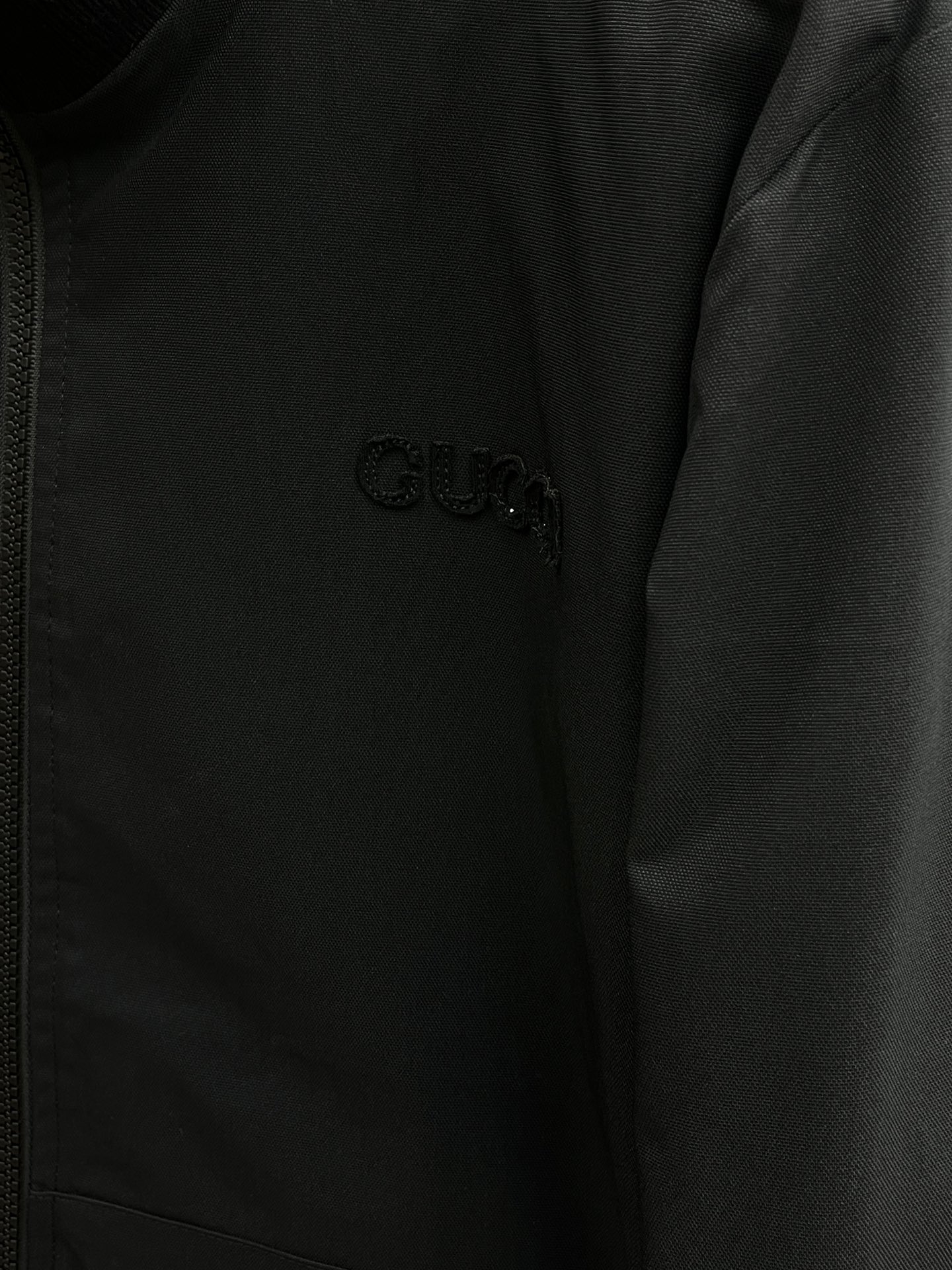  Guc 🔥🔥2045开春新款男士立领夹克外套，高定专柜面料 透气舒适度高，细节无可挑剔，品牌元素设计理