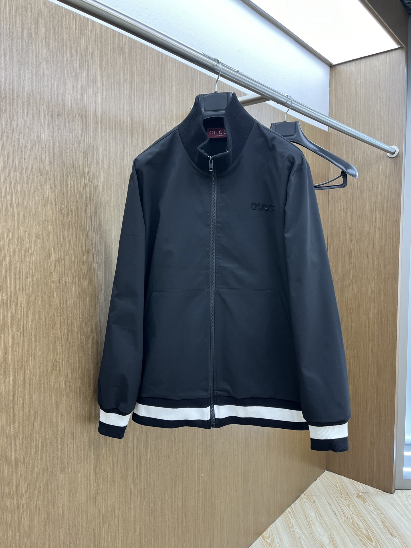  Guc 🔥🔥2045开春新款男士立领夹克外套，高定专柜面料 透气舒适度高，细节无可挑剔，品牌元素设计理