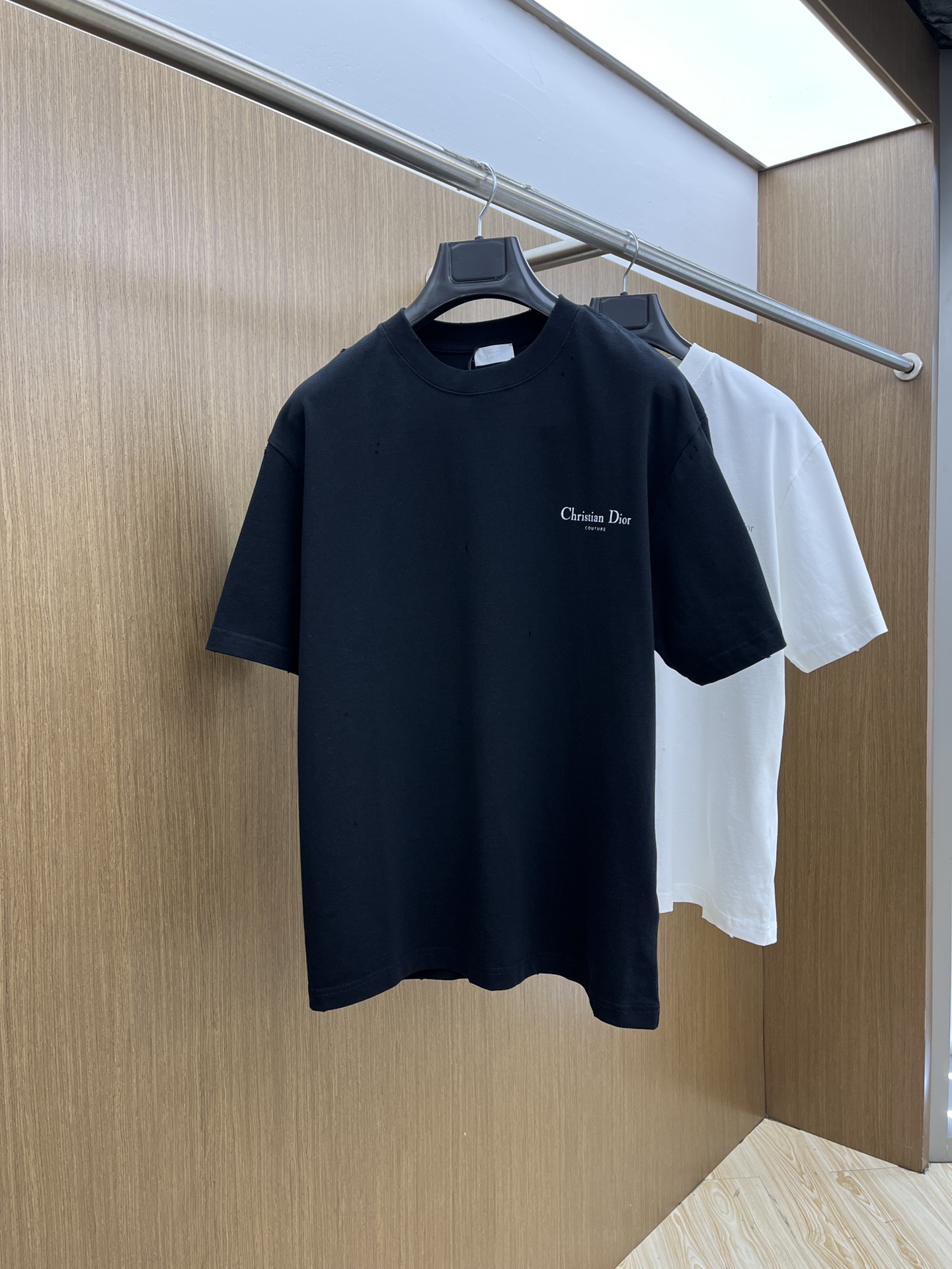  Dior迪奥2025新款经典字母做旧破洞印花LOGO短袖男女同款

这款 T 恤采用棉质竹节平纹针织面