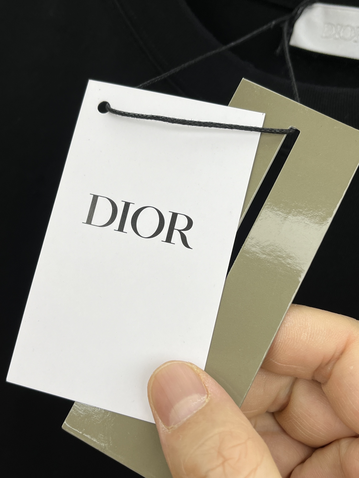  Dior迪奥2025新款经典字母做旧破洞印花LOGO短袖男女同款

这款 T 恤采用棉质竹节平纹针织面