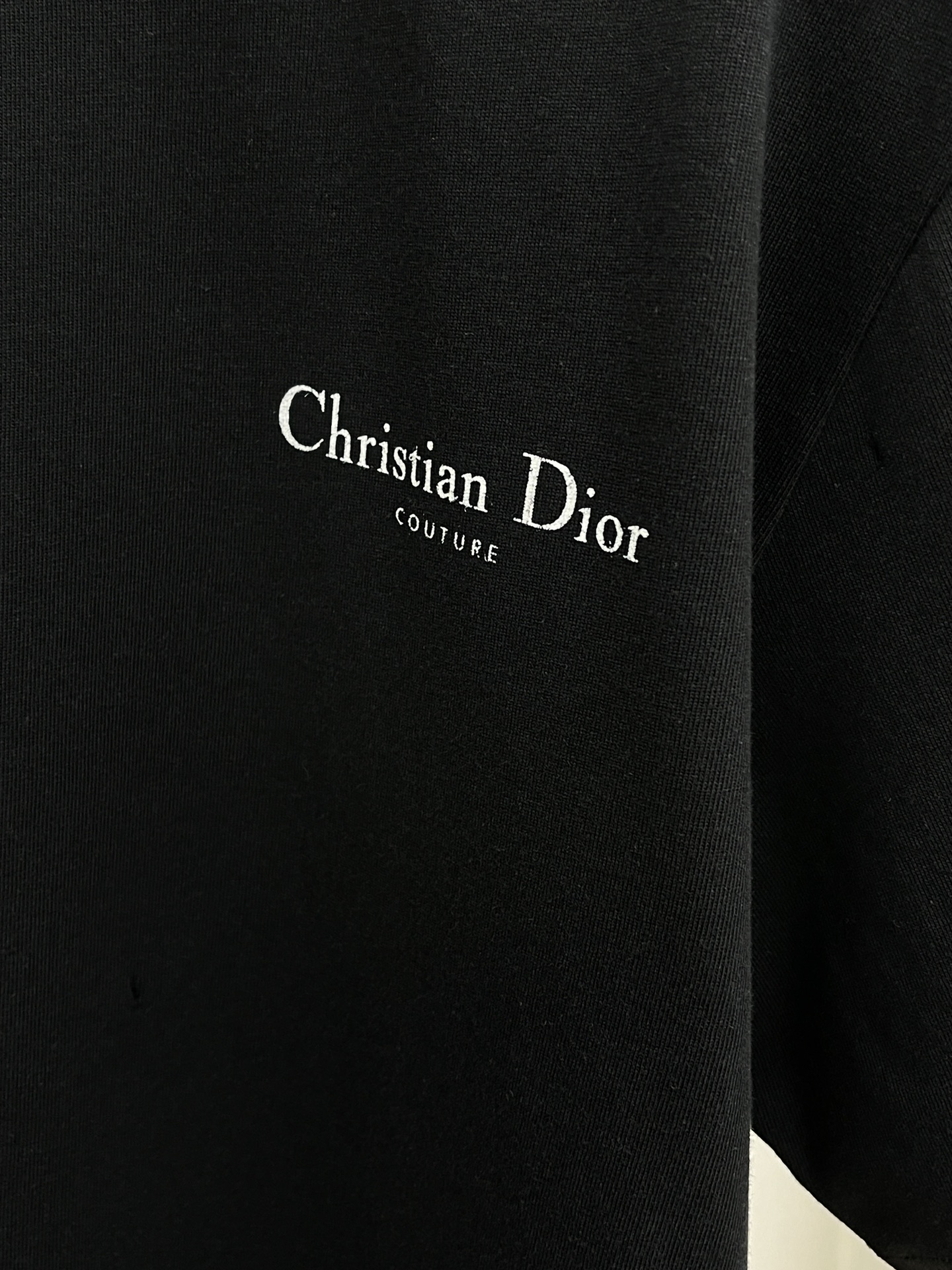  Dior迪奥2025新款经典字母做旧破洞印花LOGO短袖男女同款

这款 T 恤采用棉质竹节平纹针织面