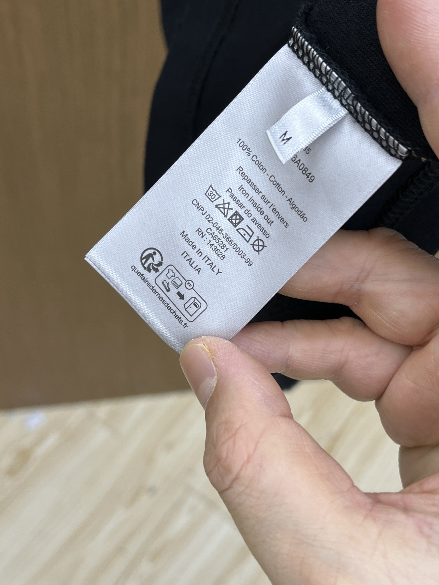  Dior迪奥2025新款经典字母做旧破洞印花LOGO短袖男女同款

这款 T 恤采用棉质竹节平纹针织面