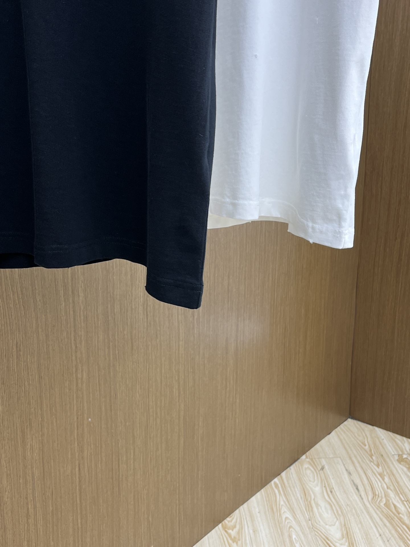  Dior迪奥2025新款经典字母做旧破洞印花LOGO短袖男女同款

这款 T 恤采用棉质竹节平纹针织面