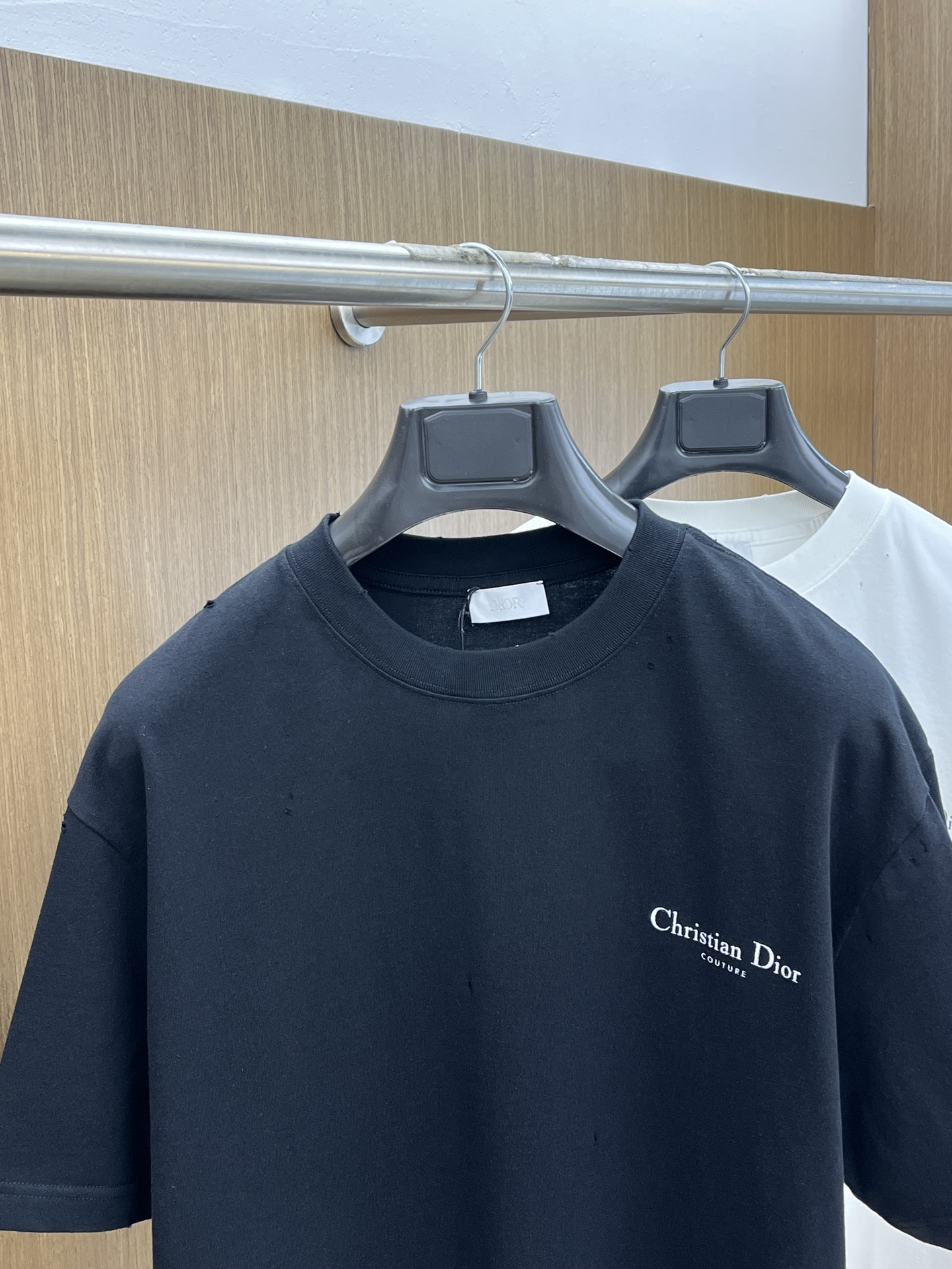  Dior迪奥2025新款经典字母做旧破洞印花LOGO短袖男女同款

这款 T 恤采用棉质竹节平纹针织面