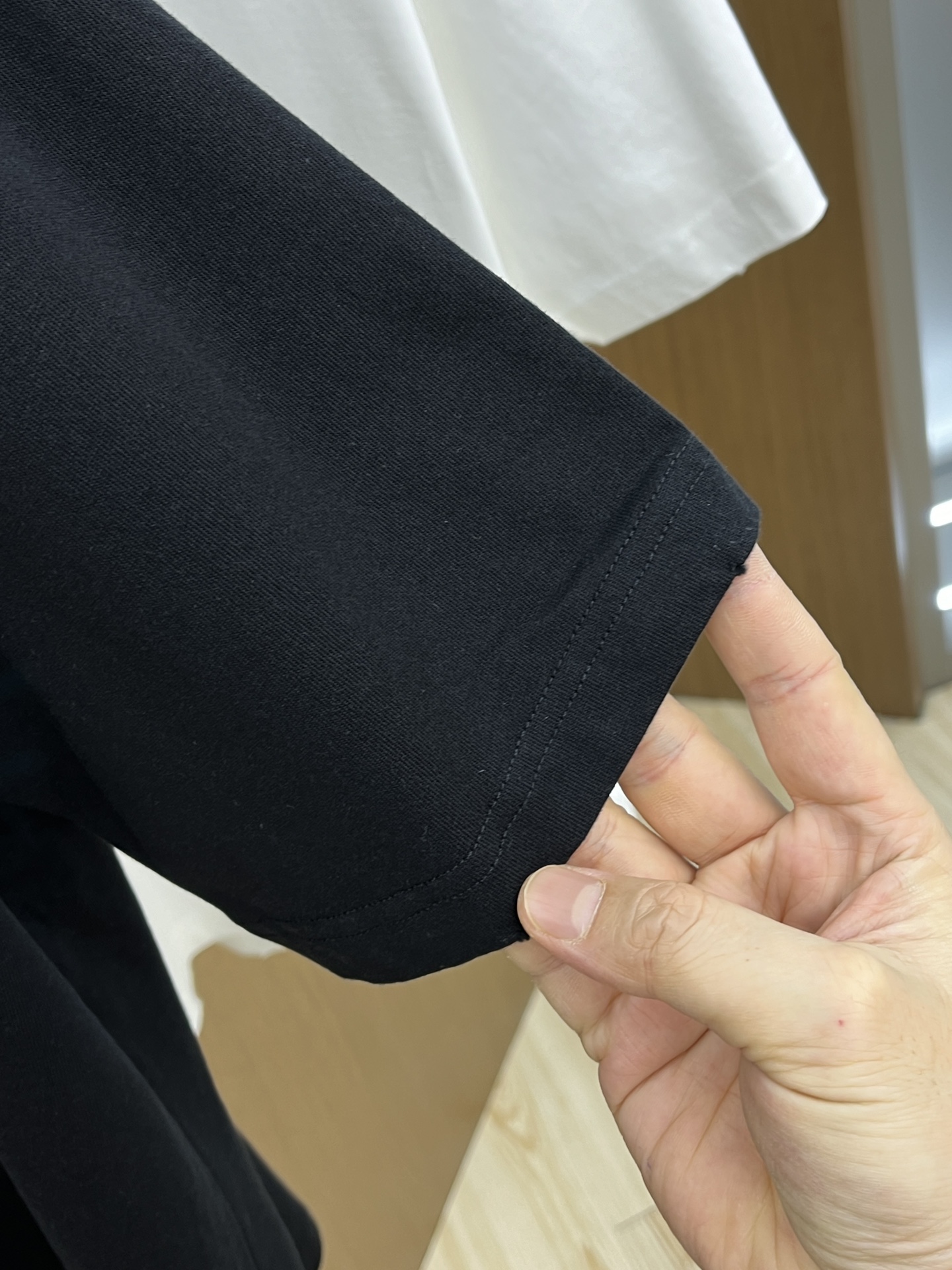  Dior迪奥2025新款经典字母做旧破洞印花LOGO短袖男女同款

这款 T 恤采用棉质竹节平纹针织面