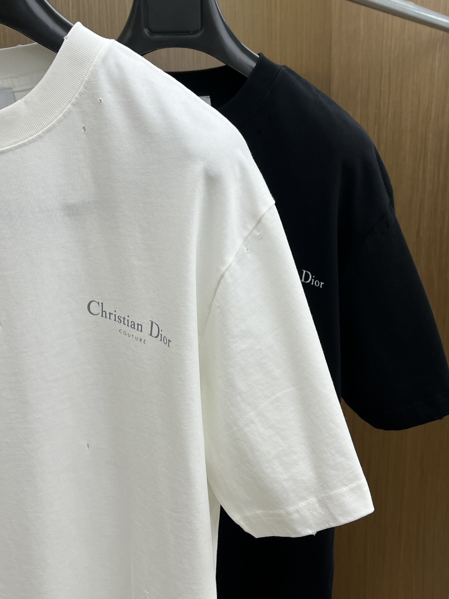  Dior迪奥2025新款经典字母做旧破洞印花LOGO短袖男女同款

这款 T 恤采用棉质竹节平纹针织面