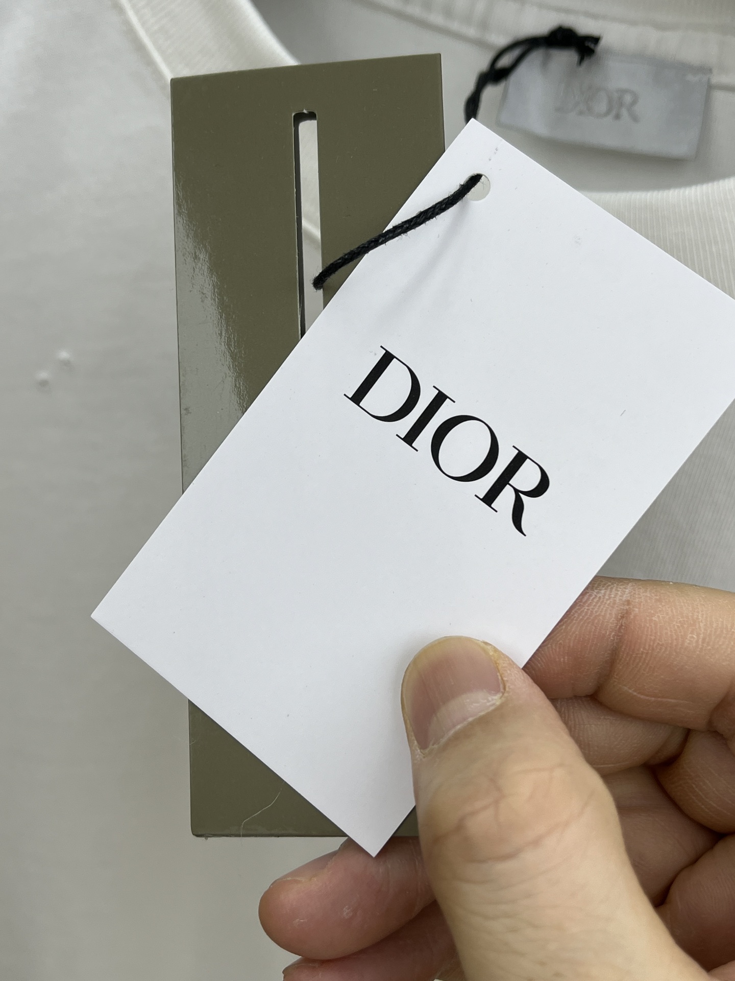  Dior迪奥2025新款经典字母做旧破洞印花LOGO短袖男女同款

这款 T 恤采用棉质竹节平纹针织面