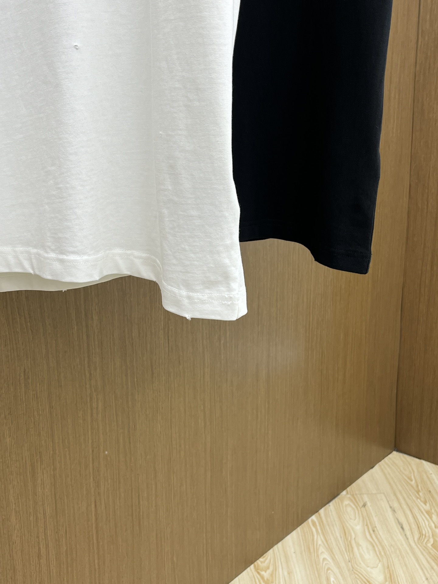  Dior迪奥2025新款经典字母做旧破洞印花LOGO短袖男女同款

这款 T 恤采用棉质竹节平纹针织面