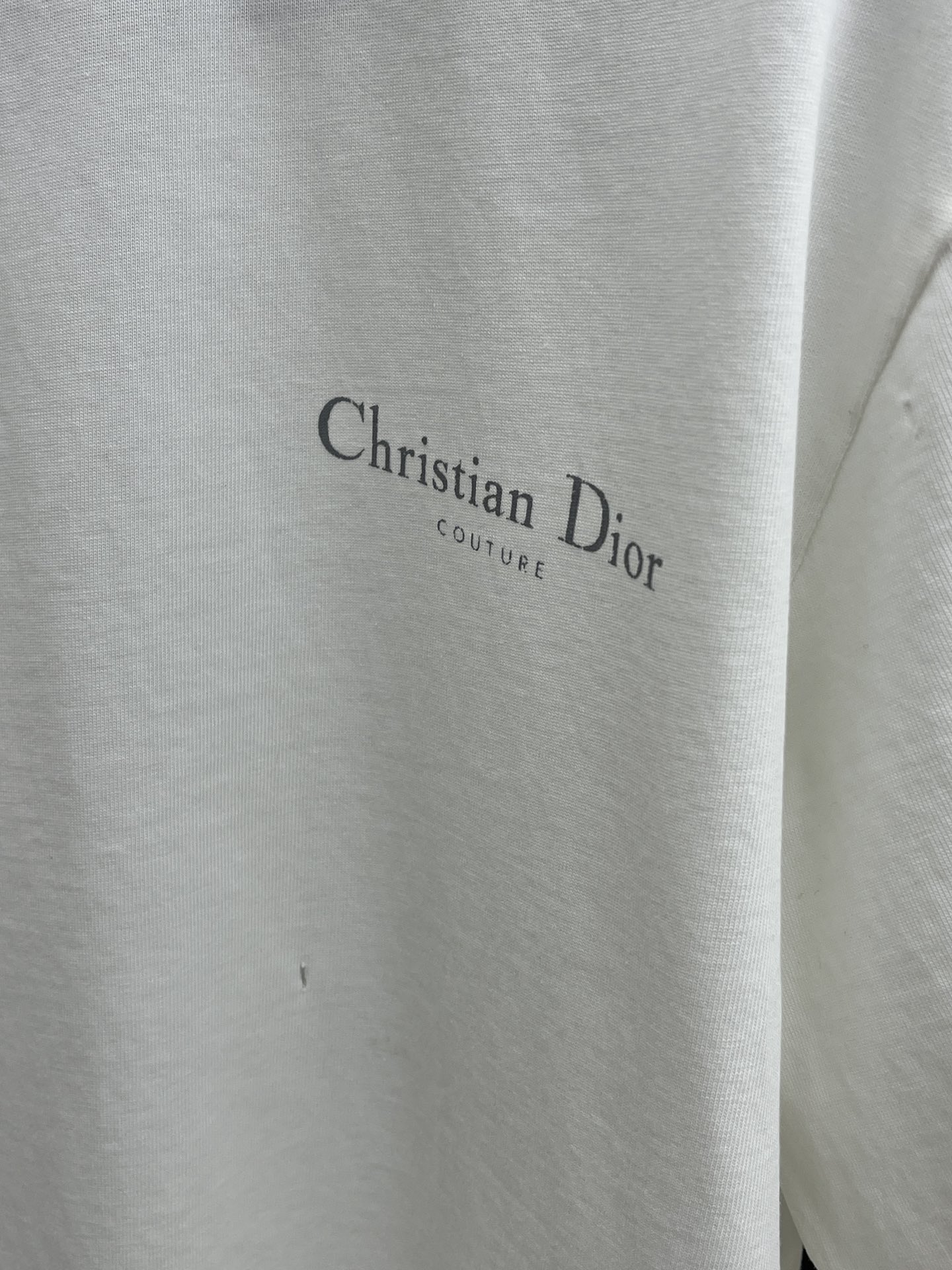  Dior迪奥2025新款经典字母做旧破洞印花LOGO短袖男女同款

这款 T 恤采用棉质竹节平纹针织面