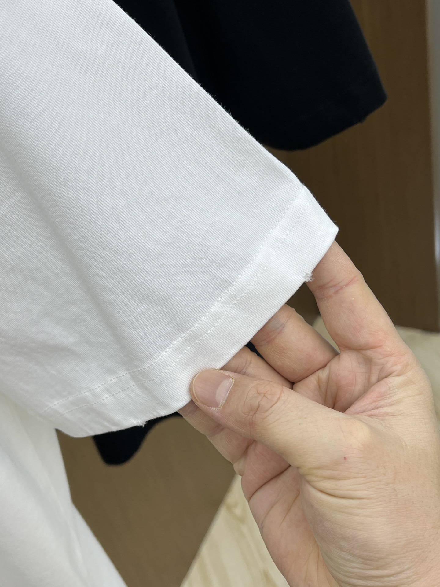  Dior迪奥2025新款经典字母做旧破洞印花LOGO短袖男女同款

这款 T 恤采用棉质竹节平纹针织面