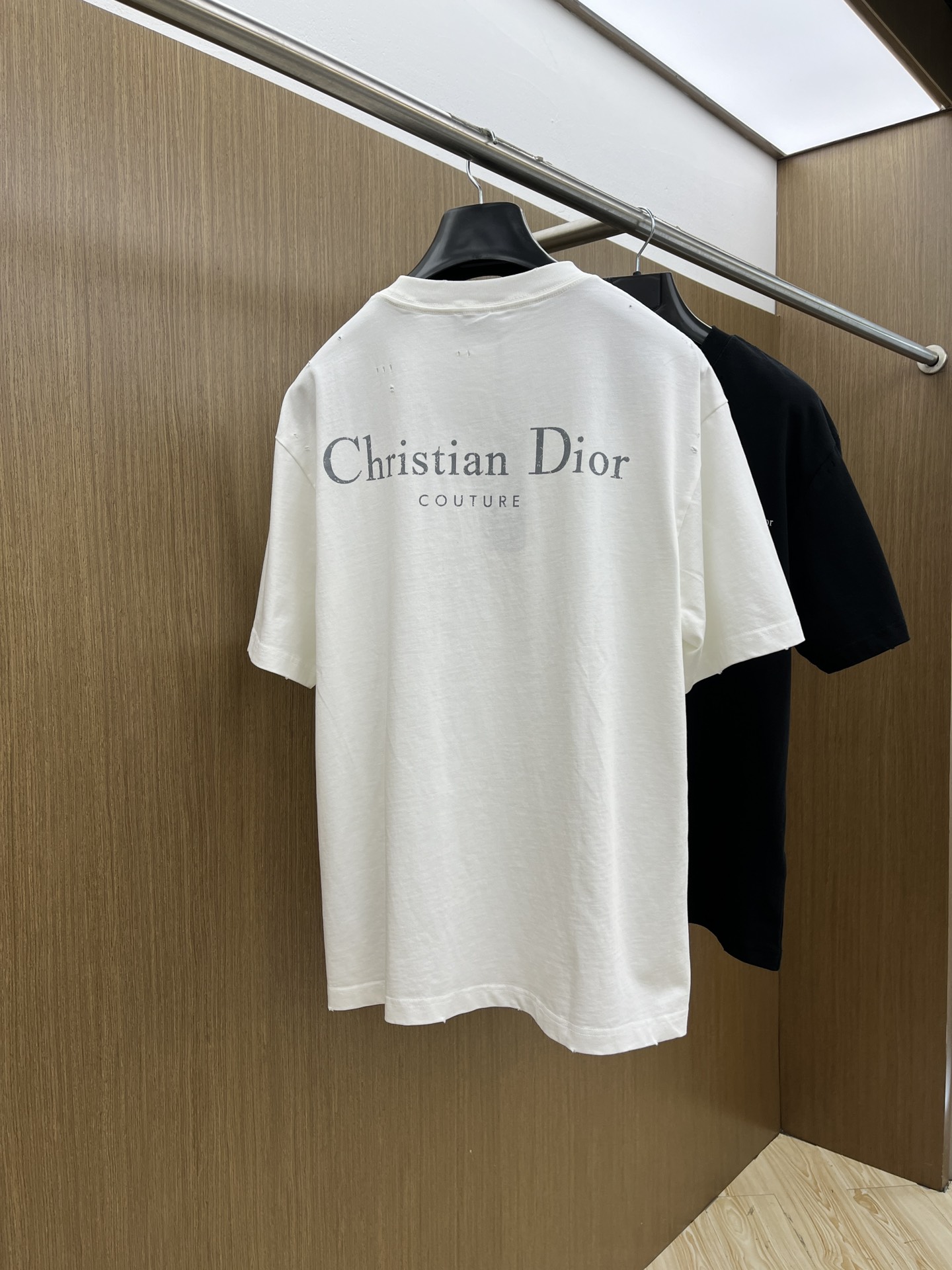  Dior迪奥2025新款经典字母做旧破洞印花LOGO短袖男女同款

这款 T 恤采用棉质竹节平纹针织面