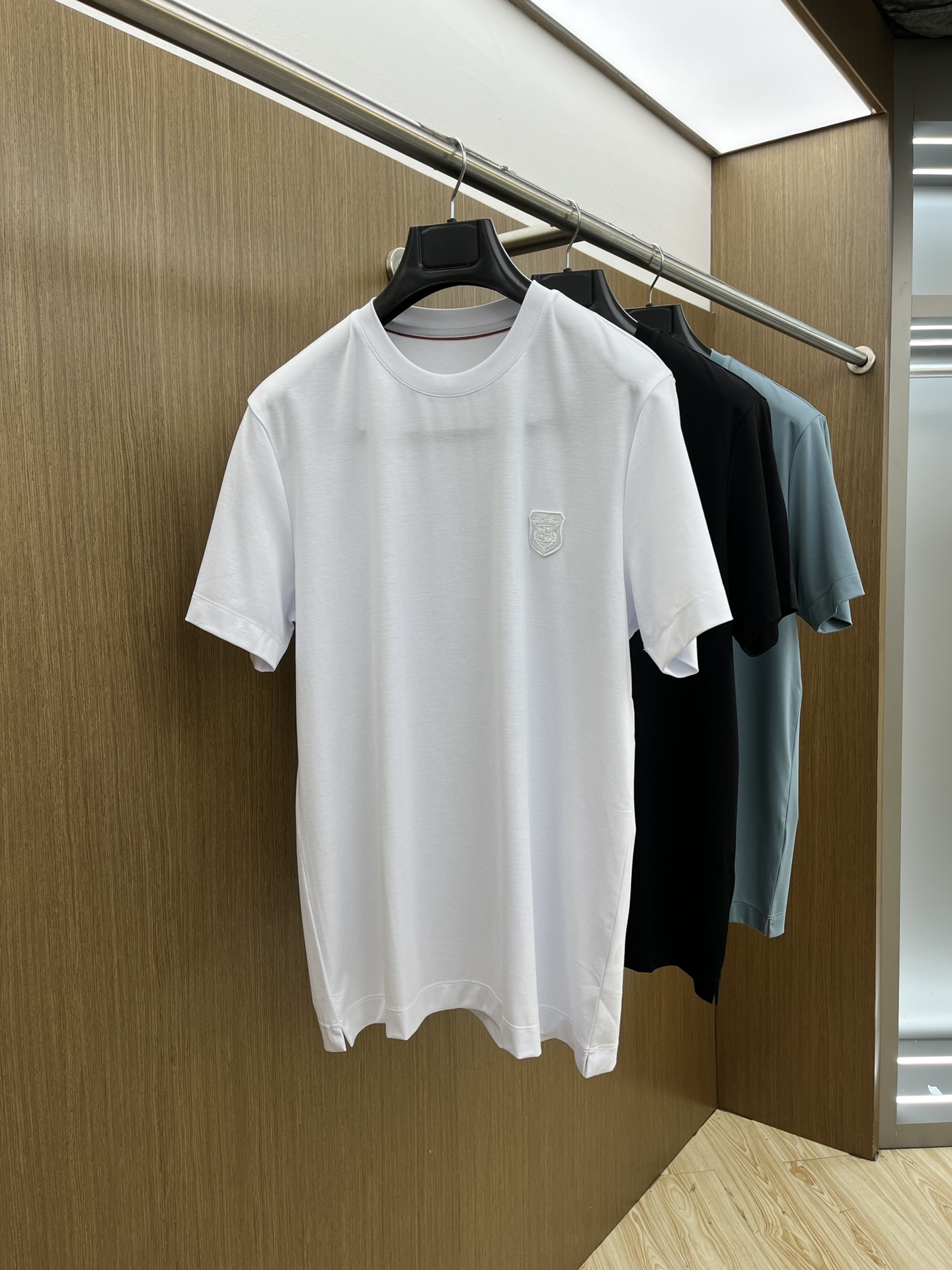 NO:131263,LP High quality 25 early spring new short-sleeved men's daily eyes closed when going out. High-end custom fabric short-sleeved T-shirts. The charm lies in creating a simple and luxurious fashion, and feel the unique temperament of the British style at will. The loose style shows a casual and casual style. Whether it is matched with jeans, casual pants, or skirts, bjj can show a unique personality. Size M-3xl, loro piana, skirts, jeans, T-shirt, tees, t-shirt, alexander wang19860909LP 高品质 25早春新款短袖 男士日常出门闭眼搭 高级定制面料短袖T恤 魅力在于创造了简约奢华感的时尚,随意搭配感受英式风格独特气质. 宽松的版型展现出休闲随意的风格,无论是搭配牛仔裤、休闲裤、还是裙子,bjj都能展现出独特的个性 尺码M-3xl,,loro piana,skirts,jeans,T-shirt,tees，t-shirt,alexander wang,Men's clothing