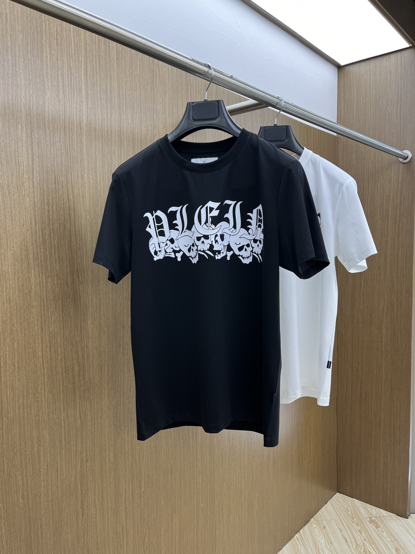  PP  🔥🔥高端定制 25春夏新品印花圆领打底短袖T恤，正面胸前缀饰品牌字母设计，打造男士基本款单品，
