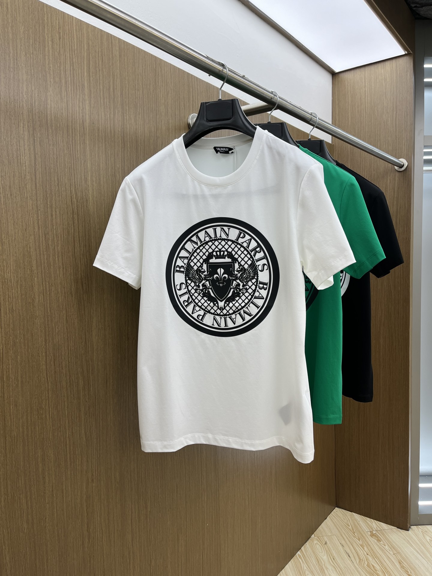  Bam 🔥🔥高端定制 25春夏新品印花圆领打底短袖T恤，正面胸前缀饰品牌字母设计，打造男士基本款单品，