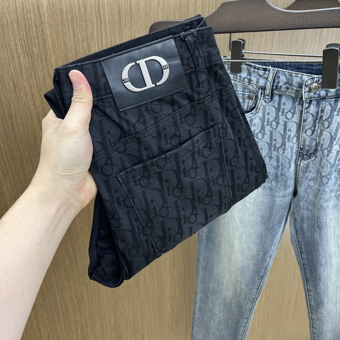 NO:131272,CD High-end customization 25ss Spring and Summer New Style Men's Small Straight Original Single Jeans Early Spring New Style is super soft, elastic fabric, complex craftsmanship superimposed. Any washing step lasts for a few seconds and will become completely different color effects, so it is more precious, especially long-lasting and taste-resistant... Choose the best tannin elastic texture, genuine leather leather cards, high-quality metal accessories... to create a unique and original jeans style!  Original hardware and accessories, super positive style, comfortable and breathable, extremely high grade, XD counter quality, and a handsome upper body. Number of 29-38, 35, no 37, jeans, alexander wang19860909CD 高端定制 25ss春夏新款 男士小直筒原单 牛仔裤 早春新款超柔软,弹力面料,复杂的手工艺叠加,任何一个洗水环节多停留几秒都会变成完全不一样的颜色效果,所以越加珍贵,特别持久、耐味…… 选用上乘的丹宁弹力质感,真皮皮牌、高定的金属辅料……打造出独特及原创的牛仔裤款型！原版五金辅料,版型超正,舒适透气,档次极高,XD专柜品质,上身帅气十足. 码数29-38有35 无37,,jeans,alexander wang,Men's clothing