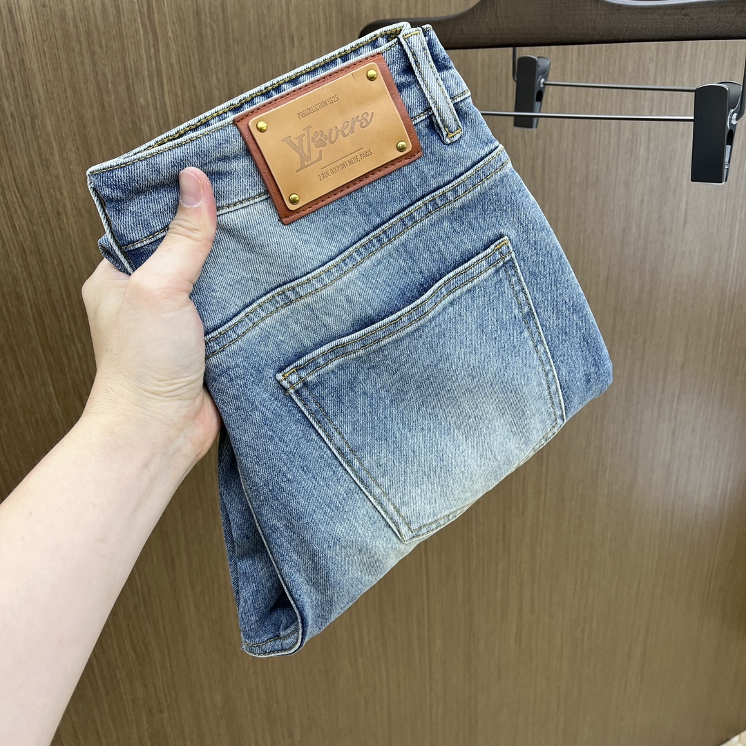 NO:131273,LV high-end customization 25ss spring and summer new style, men's small straight-leg original single jeans The new style in early spring is super soft, elastic fabric, complex handicraft superposition, any washing step lasts for a few seconds and will become completely different color effects, so it is more precious, especially long-lasting and taste-resistant... Choose the best tannin elastic texture, genuine leather leather cards, high-quality metal accessories... to create a unique and original jeans style!  Original hardware accessories, super positive style, comfortable and breathable, extremely high grade, XD counter quality, and very handsome upper body. Number of 29-38, 35 without 37, louis vuitton, jeans, alexander wang19860909LV 高端定制 25ss春夏新款 男士小直筒原单 牛仔裤 早春新款超柔软,弹力面料,复杂的手工艺叠加,任何一个洗水环节多停留几秒都会变成完全不一样的颜色效果,所以越加珍贵,特别持久、耐味…… 选用上乘的丹宁弹力质感,真皮皮牌、高定的金属辅料……打造出独特及原创的牛仔裤款型！原版五金辅料,版型超正,舒适透气,档次极高,XD专柜品质,上身帅气十足. 码数29-38有35 无37,,louis vuitton,jeans,alexander wang,Men's clothing