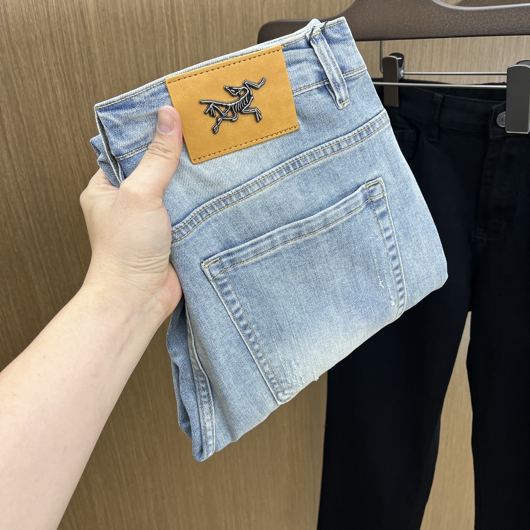 NO:431824,ARC high-end customization 25ss spring and summer new style, men's small straight-leg original single jeans The new style in early spring is super soft, elastic fabric, complex craftsmanship superimposed. Any washing step lasts for a few seconds and will become completely different color effects, so it is more precious, especially long-lasting and taste-resistant... Choose the best tannin elastic texture, genuine leather leather cards, high-quality metal accessories... to create a unique and original jeans style!  Original hardware accessories, super positive style, comfortable and breathable, extremely high grade, XD counter quality, full of handsome upper body. Number of 28-38 without 35 37,,jeans,alexander wang19860909ARC 高端定制 25ss春夏新款 男士小直筒原单 牛仔裤 早春新款超柔软,弹力面料,复杂的手工艺叠加,任何一个洗水环节多停留几秒都会变成完全不一样的颜色效果,所以越加珍贵,特别持久、耐味…… 选用上乘的丹宁弹力质感,真皮皮牌、高定的金属辅料……打造出独特及原创的牛仔裤款型！原版五金辅料,版型超正,舒适透气,档次极高,XD专柜品质,上身帅气十足. 码数28-38无35 37,,jeans,alexander wang,Men's clothing