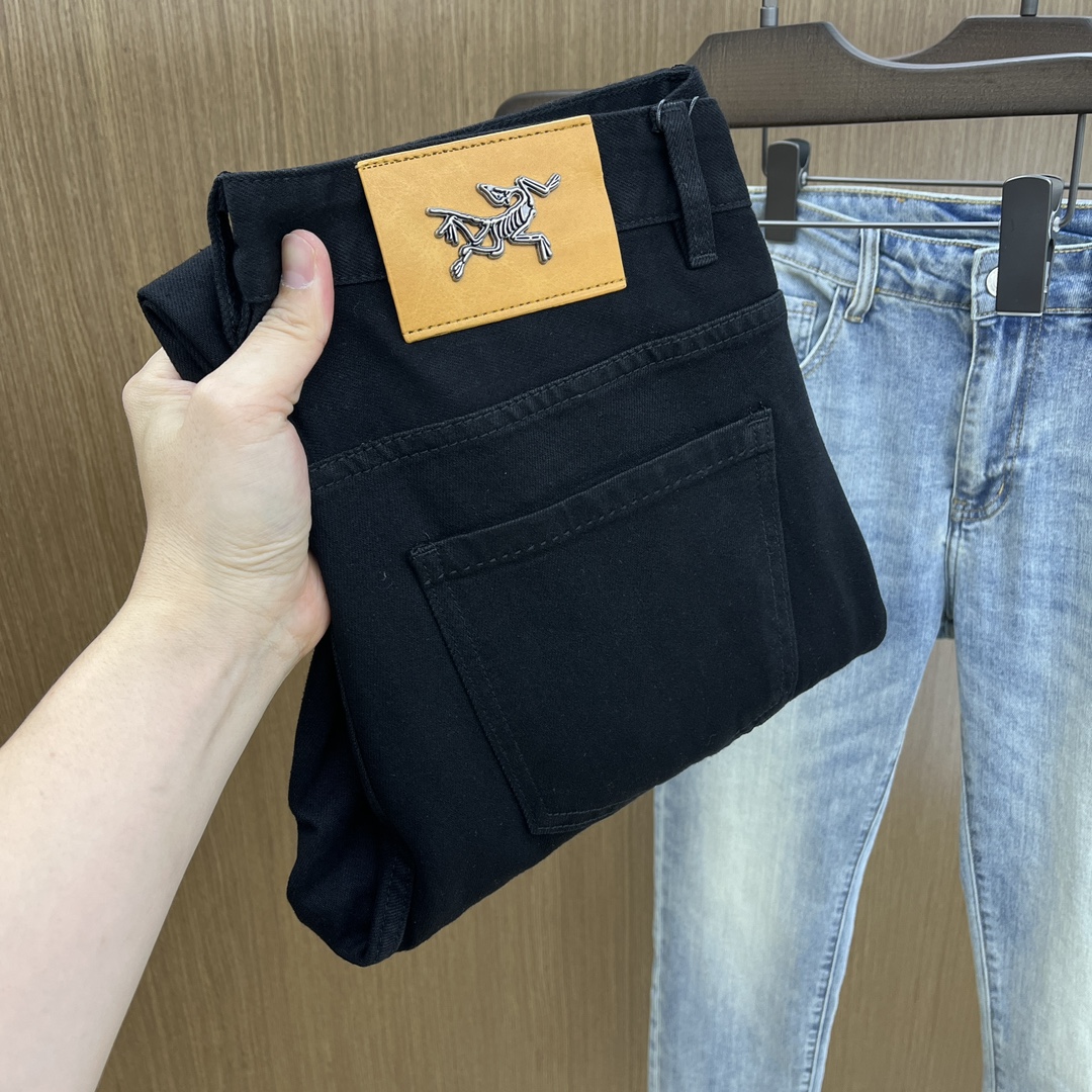 NO:133999,Add ARC high-end customization 25ss spring and summer new style, men's small straight-leg original single jeans The new style in early spring is super soft, elastic fabric, complex craftsmanship superimposed. Any washing step lasts for a few seconds and will become completely different color effects, so it is more precious, especially long-lasting and taste-resistant... Choose the best tannin elastic texture, genuine leather leather cards, high-quality metal accessories... to create a unique and original jeans style!  Original hardware accessories, super positive style, comfortable and breathable, extremely high grade, XD counter quality, full of handsome upper body. Number of 29-38 without 35 37,,jeans,alexander wang19860909调加 ARC 高端定制 25ss春夏新款 男士小直筒原单 牛仔裤 早春新款超柔软,弹力面料,复杂的手工艺叠加,任何一个洗水环节多停留几秒都会变成完全不一样的颜色效果,所以越加珍贵,特别持久、耐味…… 选用上乘的丹宁弹力质感,真皮皮牌、高定的金属辅料……打造出独特及原创的牛仔裤款型！原版五金辅料,版型超正,舒适透气,档次极高,XD专柜品质,上身帅气十足. 码数29-38无35 37,,jeans,alexander wang,Men's clothing