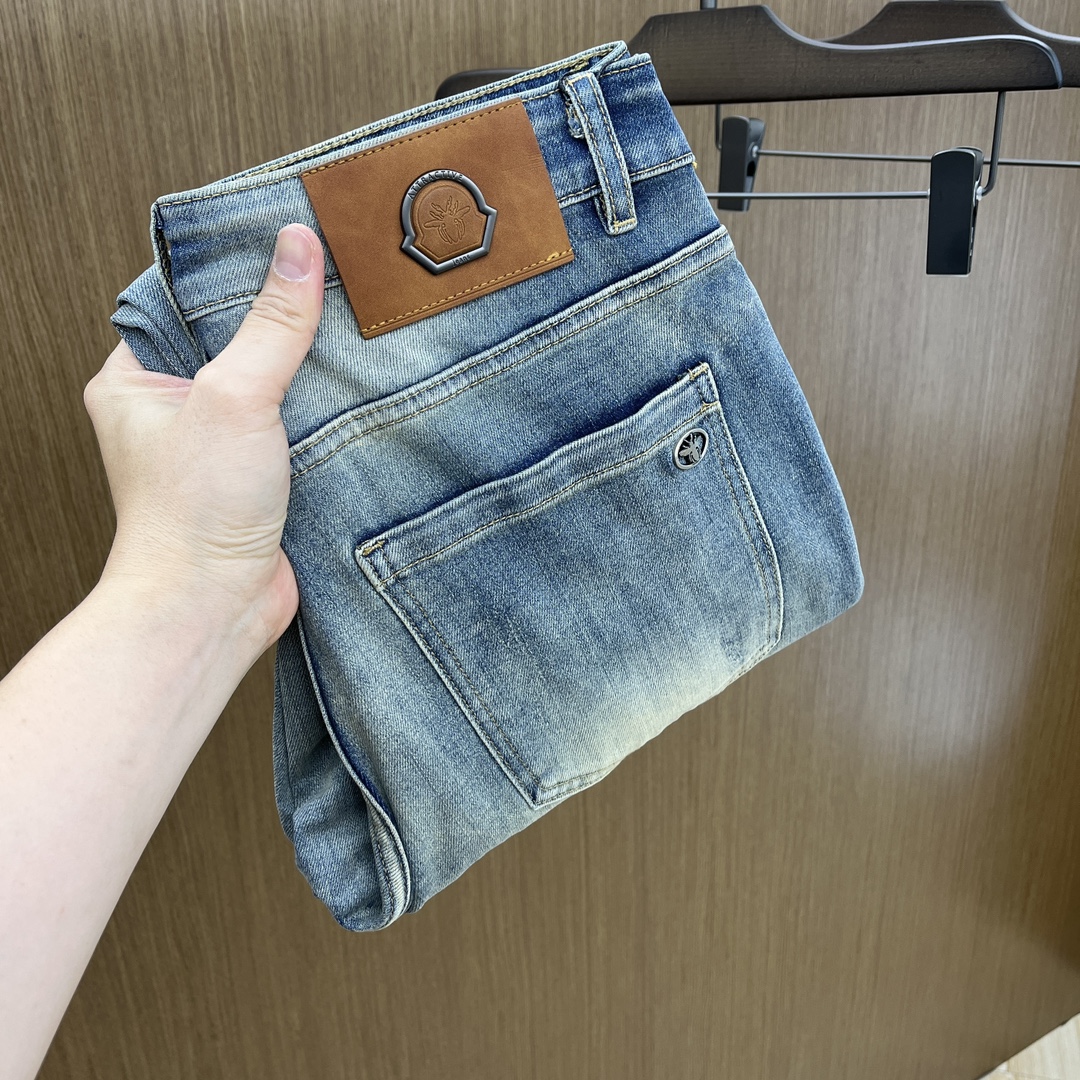 NO:134000,Add CD High-end Customization 25ss Spring and Summer New Style Men's Small Straight Original Single Jeans Early Spring New Style is super soft, elastic fabric, complex craftsmanship superimposed. Any washing step lasts for a few seconds and will become a completely different color effect, so it is more precious, especially long-lasting and taste-resistant... Choose the best tannin elastic texture, genuine leather leather cards, high-quality metal accessories... to create a unique and original jeans style!  Original hardware accessories, super positive style, comfortable and breathable, extremely high grade, XD counter quality, full of handsome upper body. Number of 29-38 without 35 37,,jeans,alexander wang19860909调加 CD 高端定制 25ss春夏新款 男士小直筒原单 牛仔裤 早春新款超柔软,弹力面料,复杂的手工艺叠加,任何一个洗水环节多停留几秒都会变成完全不一样的颜色效果,所以越加珍贵,特别持久、耐味…… 选用上乘的丹宁弹力质感,真皮皮牌、高定的金属辅料……打造出独特及原创的牛仔裤款型！原版五金辅料,版型超正,舒适透气,档次极高,XD专柜品质,上身帅气十足. 码数29-38无35 37,,jeans,alexander wang,Men's clothing