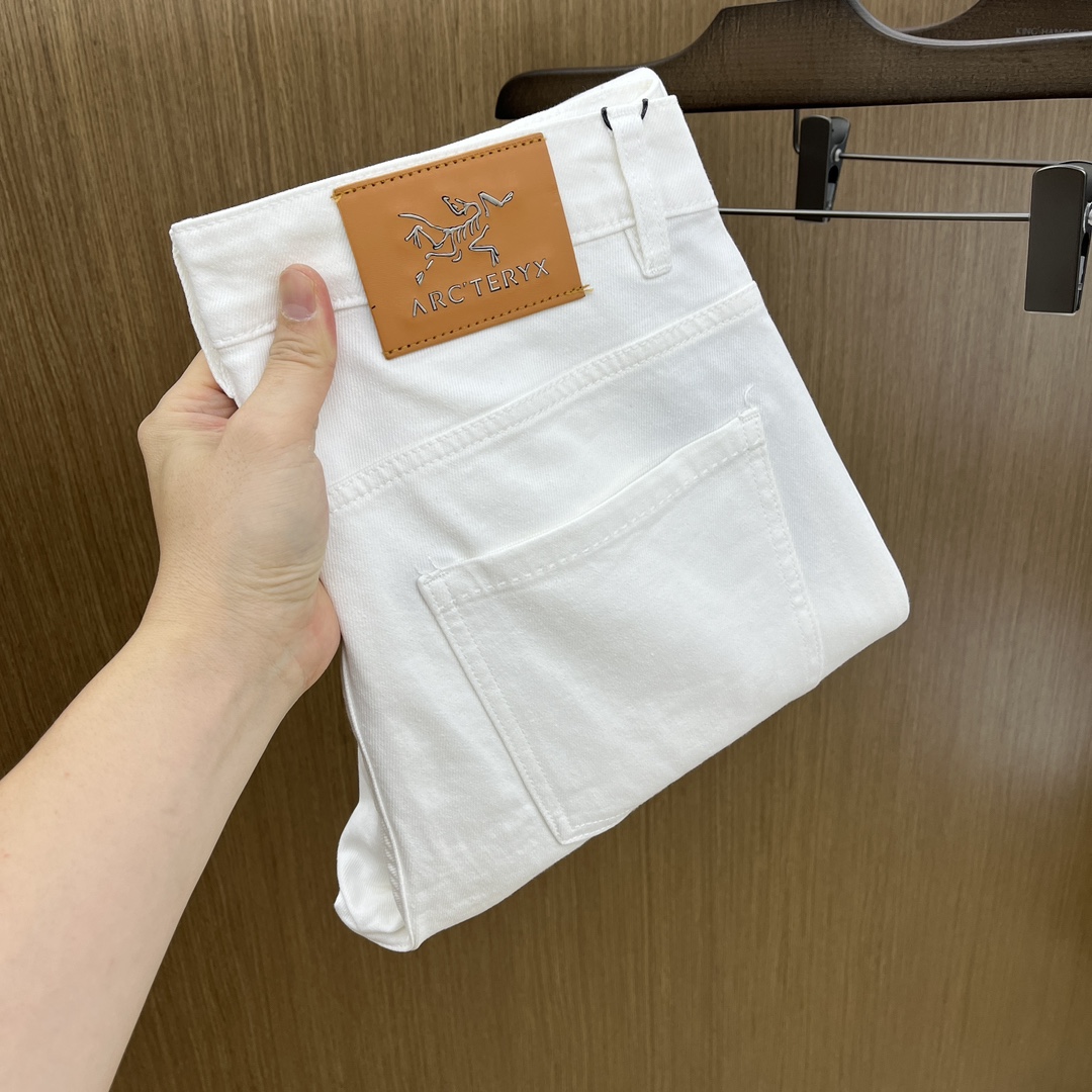 NO:134002,Add ARC high-end customization 25ss spring and summer new style, men's small straight-leg original single jeans The new style in early spring is super soft, elastic fabric, complex craftsmanship superimposed. Any washing step lasts for a few seconds and will become completely different color effects, so it is more precious, especially long-lasting and taste-resistant... Choose the best tannin elastic texture, genuine leather leather cards, high-quality metal accessories... to create a unique and original jeans style!  Original hardware accessories, super positive style, comfortable and breathable, extremely high grade, XD counter quality, full of handsome upper body. Number of 29-38 without 35 37,,jeans,alexander wang19860909调加 ARC 高端定制 25ss春夏新款 男士小直筒原单 牛仔裤 早春新款超柔软,弹力面料,复杂的手工艺叠加,任何一个洗水环节多停留几秒都会变成完全不一样的颜色效果,所以越加珍贵,特别持久、耐味…… 选用上乘的丹宁弹力质感,真皮皮牌、高定的金属辅料……打造出独特及原创的牛仔裤款型！原版五金辅料,版型超正,舒适透气,档次极高,XD专柜品质,上身帅气十足. 码数29-38无35 37,,jeans,alexander wang,Men's clothing