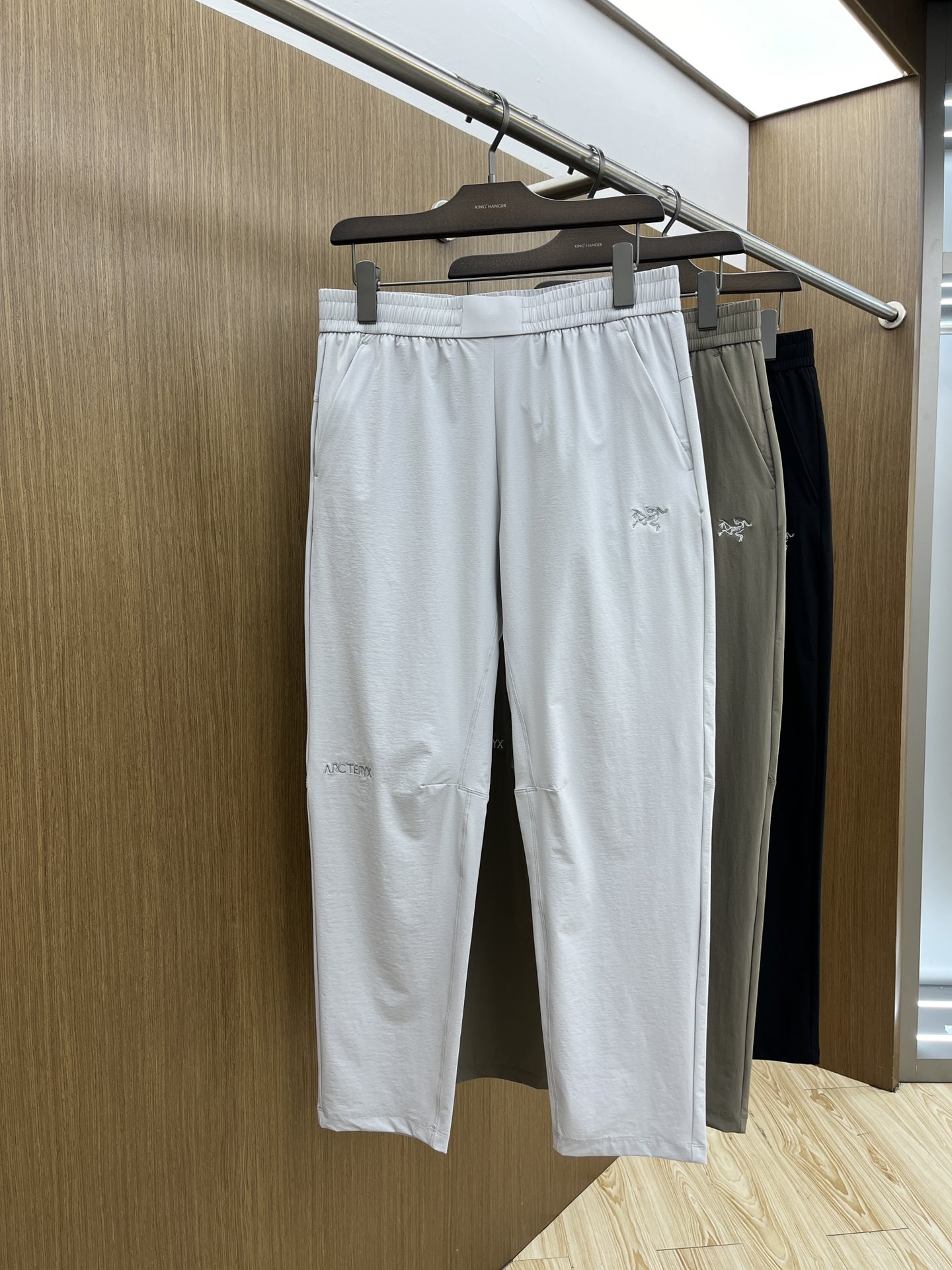 NO:131277,Arc's new spring and summer quick-drying workwear minimalist sports creates a refreshing modern STAY!  Wear novel, fashionable fabrics are comfortable and breathable, and the fabrics do not pill. The trousers are all fine. They are very comfortable to wear, low-key and luxurious, and they are very classy when worn. There is no need to say much about the style and cutting of the pants. The upper body is exquisite and vivid. The real palace-grade casual pants are made of imported quick-drying fabrics. The quality is excellent. The pants are heavily washed and made soft!  Not picky about people, the upper body is absolutely stylish, the original hardware accessories design is extremely luxurious in the details!  fxh size L-4XL, alexander wang19860909Arc 春夏新品速干工装 极简运动打造出清爽的摩登STAY！穿上新颖 时髦面料舒服透气,面料不会起球 裤子的车线都是精细.穿着非常舒适 低调不失奢华 穿出去非常有档次.裤型款式和裁剪亦无需多言 上身精致跃然 真正殿堂级的休闲裤 选用进口的速干面料 品质卓然 经过重水洗使得裤子很柔软！ 不挑人 上身绝对的有型 细节处原版五金配件设计 极度奢华！fxh尺码L-4XL,,alexander wang,Men's clothing