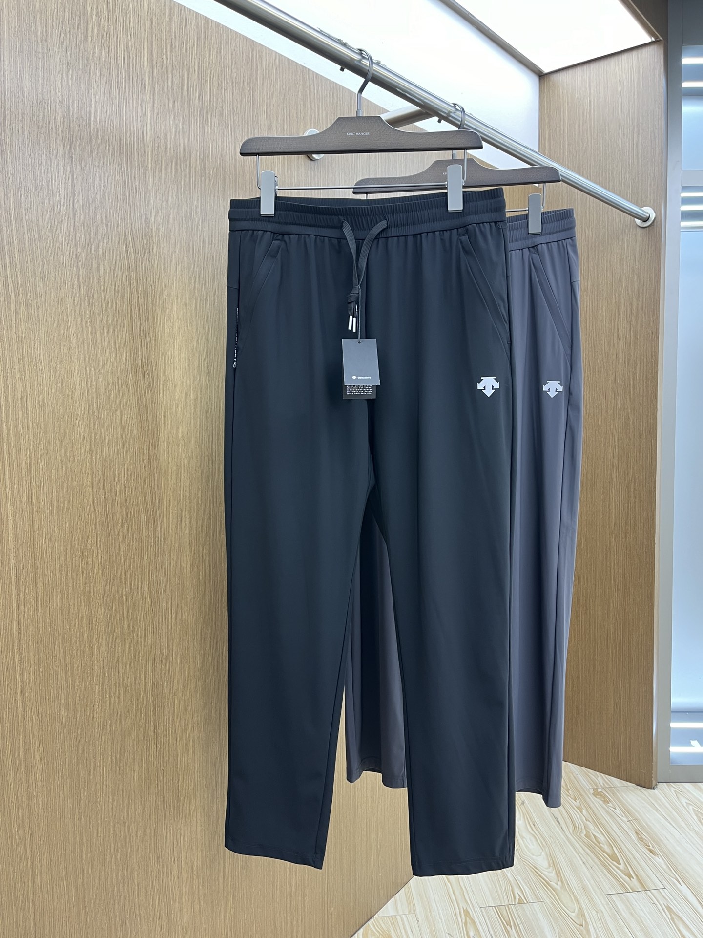 NO:131279,DST's new spring and summer quick-drying workwear, minimalist sports creates a refreshing modern STAY!  Wear novel, fashionable fabrics are comfortable and breathable, and the fabrics do not pill. The trousers are all fine. They are very comfortable to wear, low-key and luxurious, and they are very classy when worn. There is no need to say much about the style and cutting of the pants. The upper body is exquisite and vivid. The real palace-grade casual pants are made of imported quick-drying fabrics. The quality is excellent. The pants are heavily washed and made soft!  Not picky about people, the upper body is absolutely stylish, the original hardware accessories design is extremely luxurious in the details!  fxh size L-4XL, alexander wang19860909DST 春夏新品速干工装 极简运动打造出清爽的摩登STAY！穿上新颖 时髦面料舒服透气,面料不会起球 裤子的车线都是精细.穿着非常舒适 低调不失奢华 穿出去非常有档次.裤型款式和裁剪亦无需多言 上身精致跃然 真正殿堂级的休闲裤 选用进口的速干面料 品质卓然 经过重水洗使得裤子很柔软！ 不挑人 上身绝对的有型 细节处原版五金配件设计 极度奢华！fxh尺码L-4XL,,alexander wang,Men's clothing