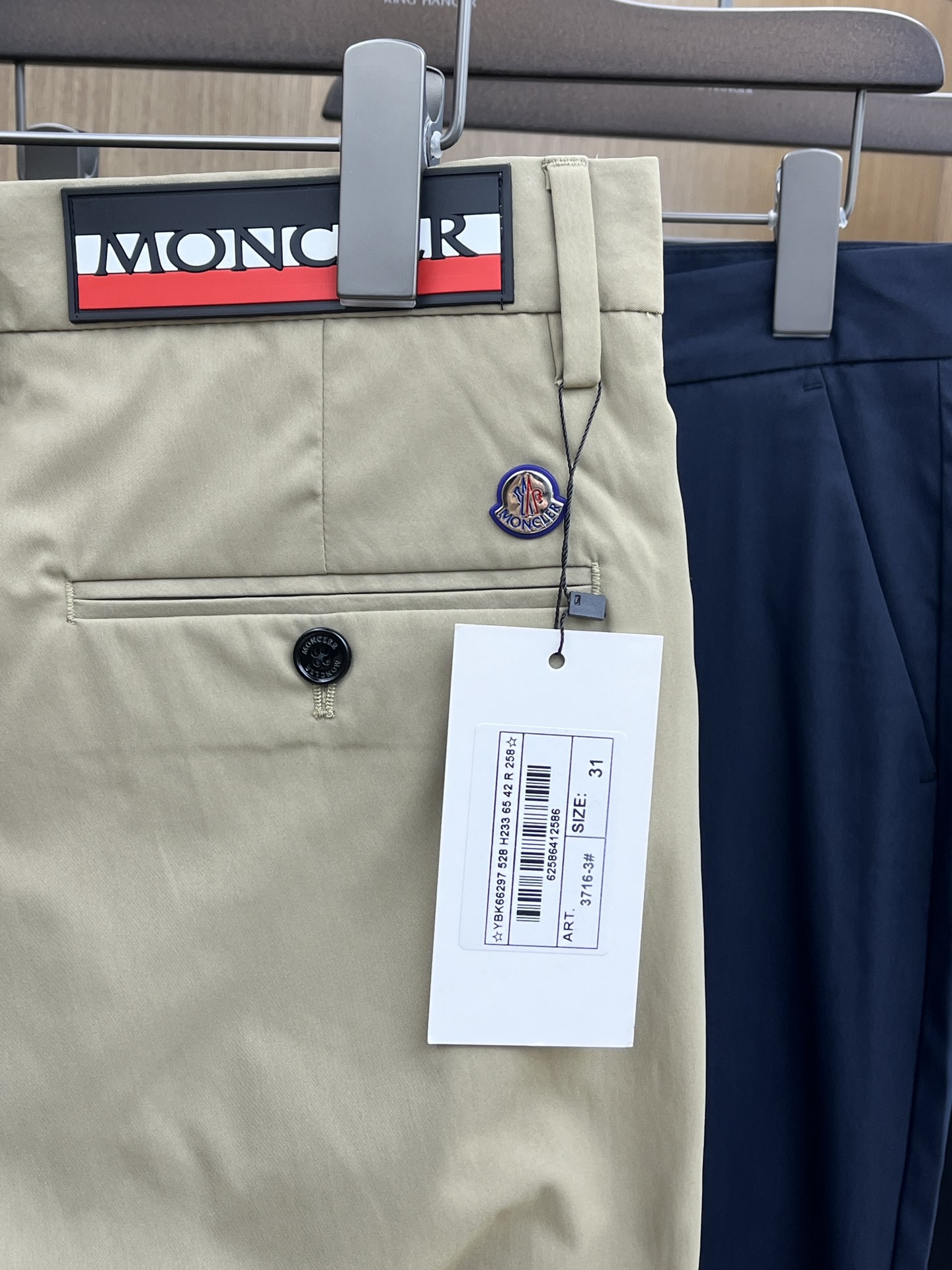  Mon 🔥🔥ss春夏新品，官网同步有售，男士高端商务休闲西裤，高端进口面料，带弹力，后面采用硅胶字母压