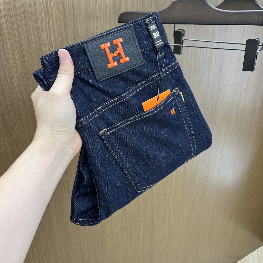 NO:148236,New HER high-end customization, 25SS spring and summer latest jeans are available at the counter simultaneously, imported color fixing fabrics, original custom reproduction, customer-supplied hardware and auxiliary materials, original quality, heavy industry washing, fine workmanship and excellent upper body!  Preferred single product produced by fax, number 29-38 without 35.37, jeans, alexander wang19860909新款 HER 高端定制、25SS春夏最新款牛仔裤 柜台同步发售 进口固色面料 原版定制复刻 客供五金辅料 原单品质 重工洗水 做工走线精细 上身绝佳！优选单品 fax出品 码数29-38无35.37,,jeans,alexander wang,Men's clothing