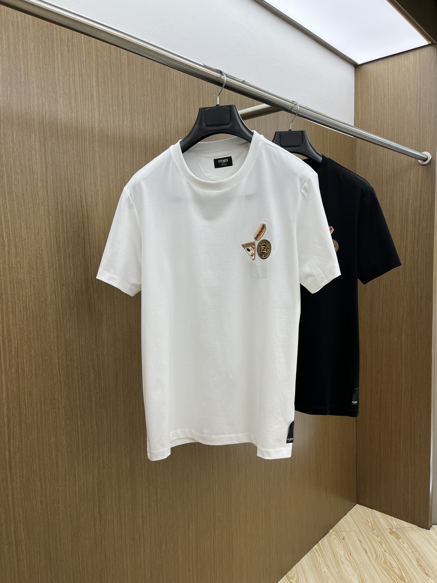  FD 🔥🔥高端定制 25春夏新品印花圆领打底短袖T恤，正面胸前缀饰品牌字母设计，打造男士基本款单品，为