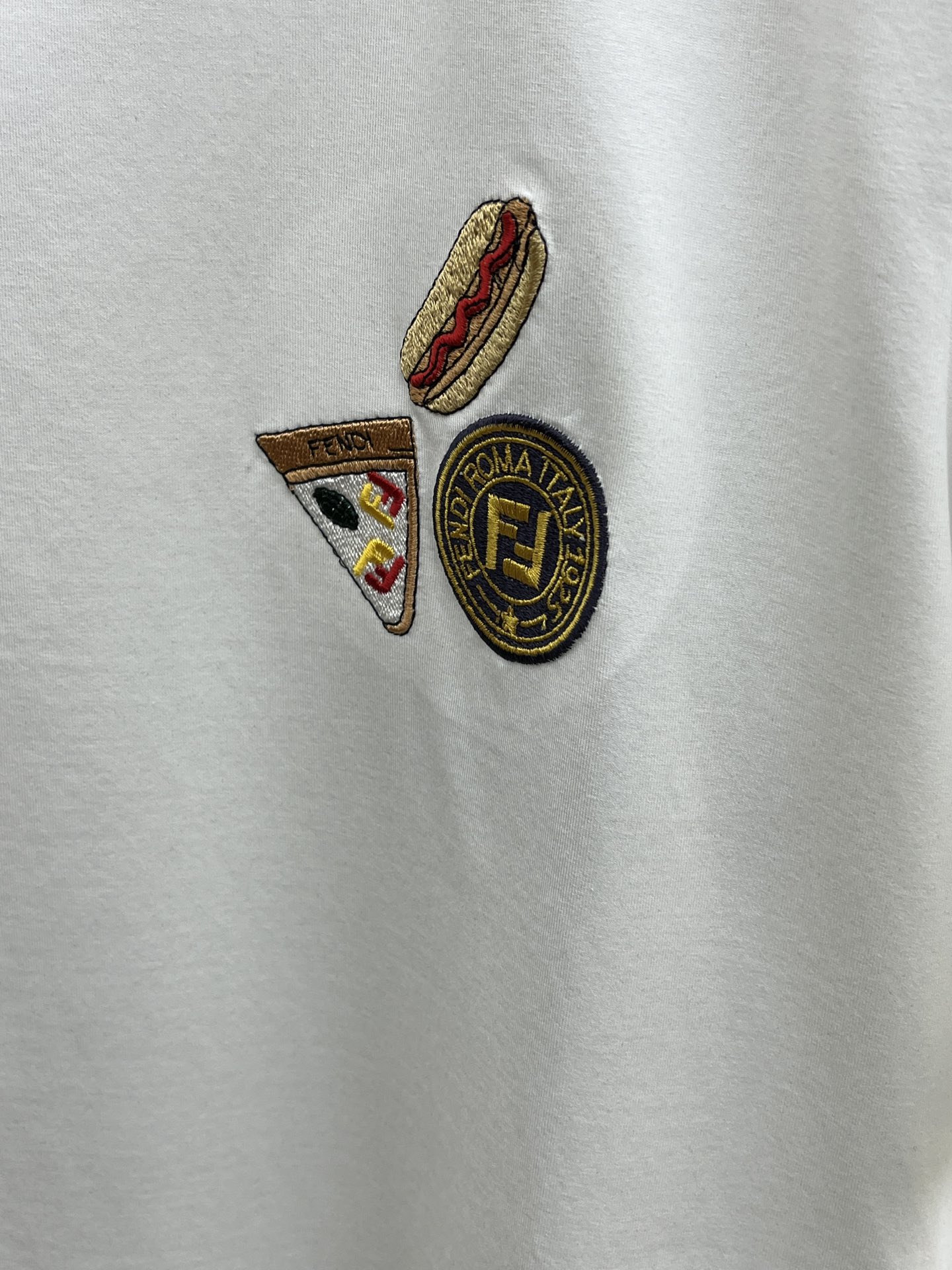  FD 🔥🔥高端定制 25春夏新品印花圆领打底短袖T恤，正面胸前缀饰品牌字母设计，打造男士基本款单品，为