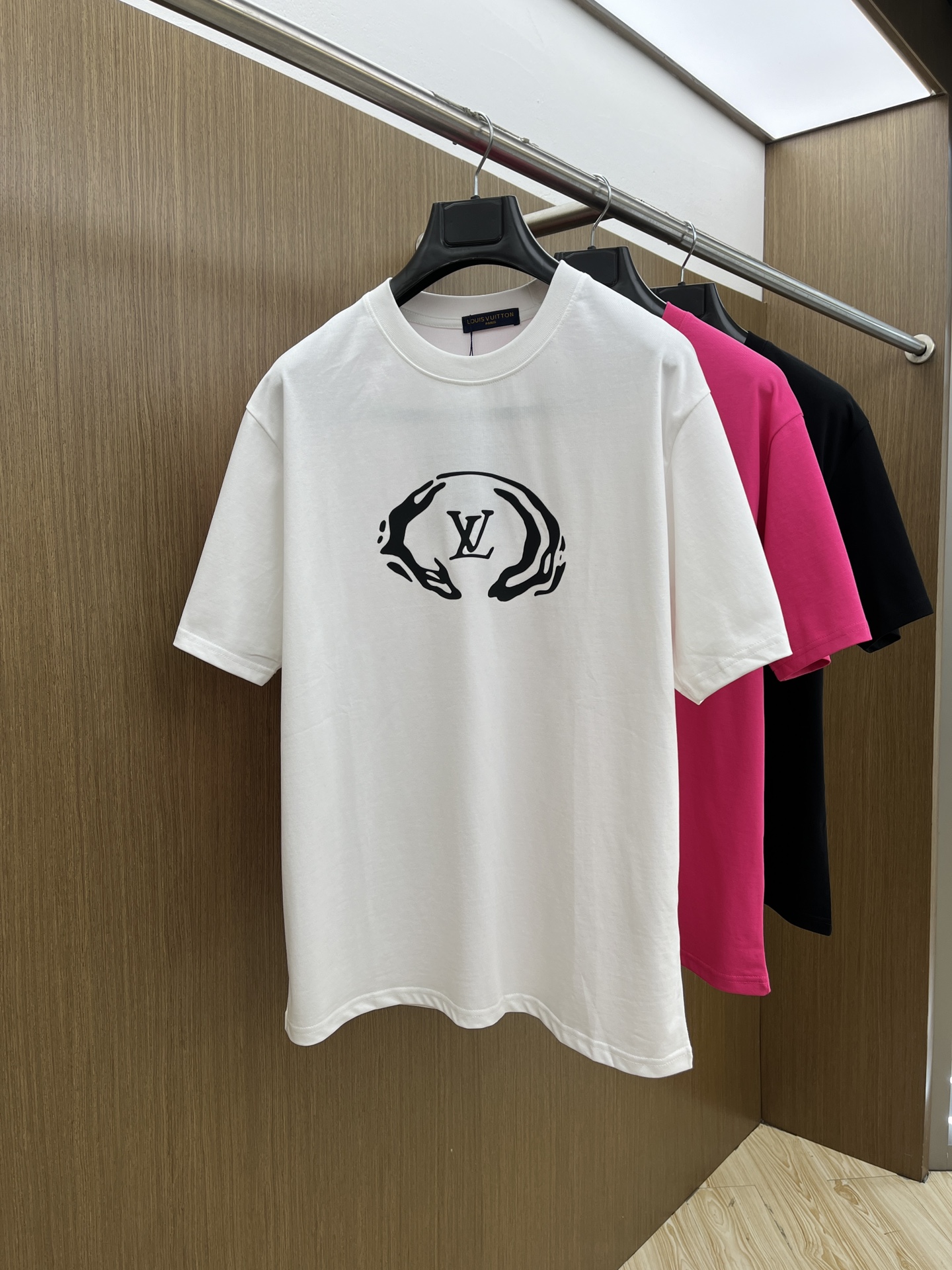 NO:449597,LV exclusive first release, the latest product in early spring 2025, available at the counter at the same time, original singles, fashionable and casual round neck short-sleeved T-shirt, comfortable on the upper body!  Eye-catching and highlighted, using imported original fabric, top-grade printed embroidery craft letter pattern logo, simple but not losing fashion, top body fashionable and handsome fdl code S-XXL,, louis vuitton, T-shirt,tees, t-shirt,alexander wang19860909LV 独家首发 2025早春最新品,专柜同步有售,原单狠货,时尚休闲圆领短袖T恤,上身舒适！吸睛而有亮点,采用进口原版面料,顶级印花刺绣工艺字母图案logo,简单而不失时尚,上身时尚帅气 fdl码数S-XXL,,louis vuitton,T-shirt,tees，t-shirt,alexander wang,Men's clothing