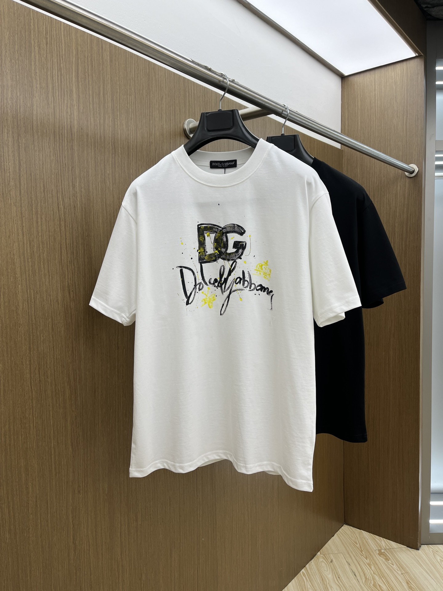 NO:137063,DG exclusive first release, the latest product in early spring 2025, available at the counter at the same time, original singles, fashionable and casual round neck short-sleeved T-shirt, comfortable on the upper body!  Eye-catching and highlighted, using imported original fabric, top-grade printed embroidery craft letter pattern logo, simple but not lacking in fashion, top body fashionable and handsome fdl code S-XXL, Dolce & Gabbana, T-shirt, tees, t-shirt, alexander wang19860909DG 独家首发 2025早春最新品,专柜同步有售,原单狠货,时尚休闲圆领短袖T恤,上身舒适！吸睛而有亮点,采用进口原版面料,顶级印花刺绣工艺字母图案logo,简单而不失时尚,上身时尚帅气 fdl码数S-XXL,,Dolce&Gabbana,T-shirt,tees，t-shirt,alexander wang,Men's clothing