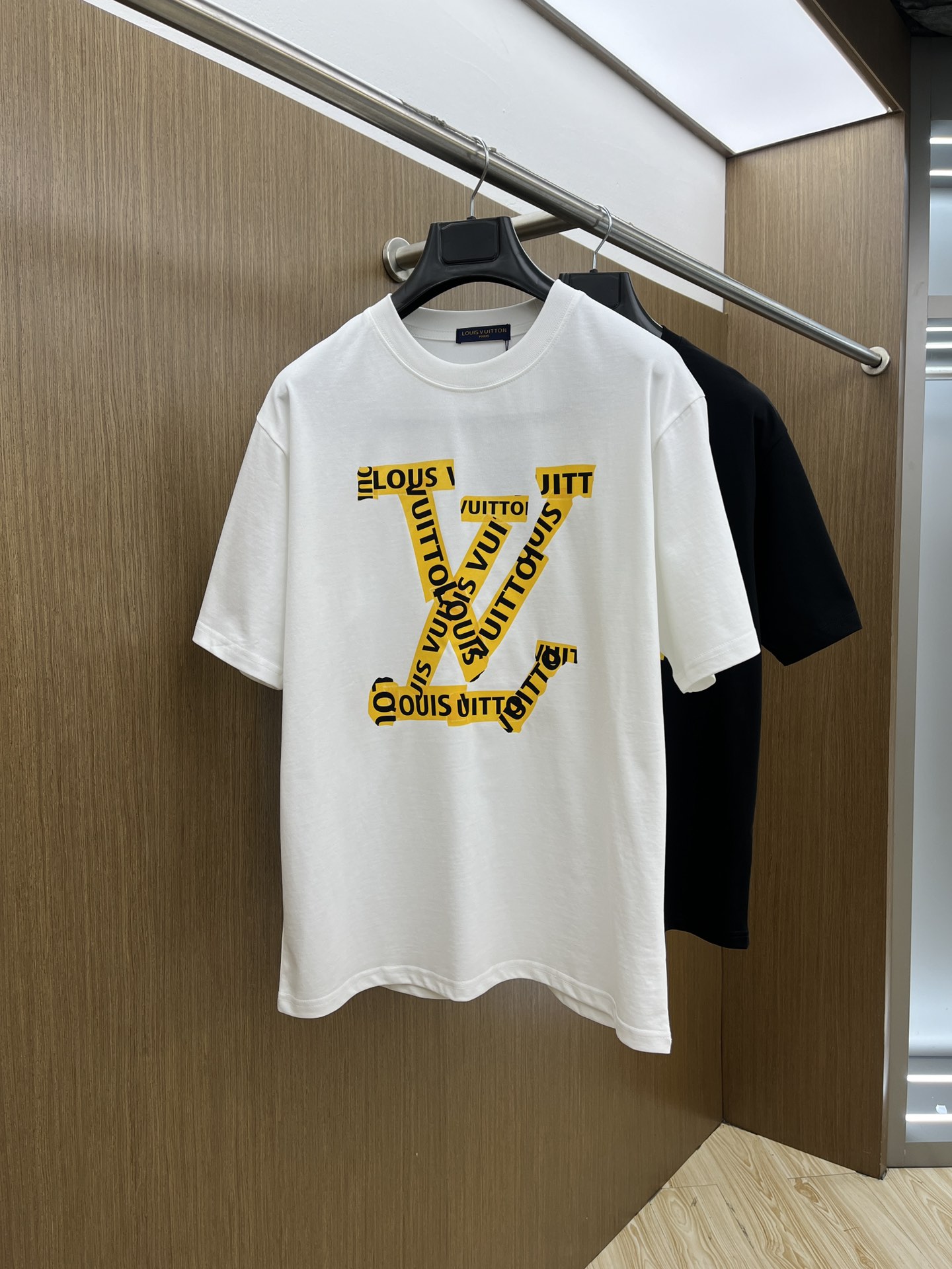 NO:137065,LV exclusive first release, the latest product in early spring 2025, available at the counter at the same time, original singles, fashionable and casual round neck short-sleeved T-shirt, comfortable on the upper body!  Eye-catching and highlighted, using imported original fabric, top-grade printed embroidery craft letter pattern logo, simple but not losing fashion, top body fashionable and handsome fdl code S-XXL,, louis vuitton, T-shirt,tees, t-shirt,alexander wang19860909LV 独家首发 2025早春最新品,专柜同步有售,原单狠货,时尚休闲圆领短袖T恤,上身舒适！吸睛而有亮点,采用进口原版面料,顶级印花刺绣工艺字母图案logo,简单而不失时尚,上身时尚帅气 fdl码数S-XXL,,louis vuitton,T-shirt,tees，t-shirt,alexander wang,Men's clothing