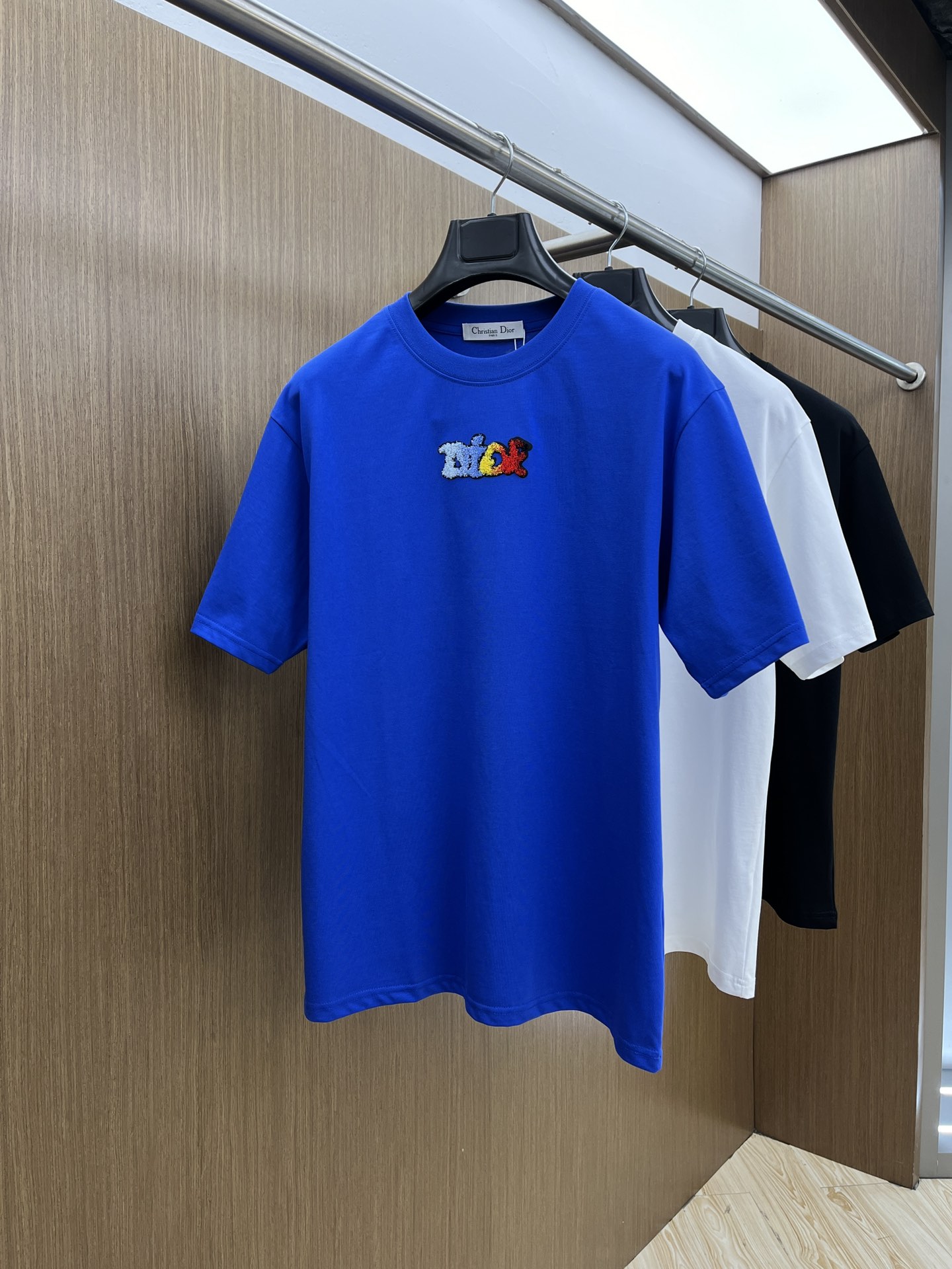 NO:154768,CD exclusive first release, the latest product in early spring 2025, available at the counter at the same time, original singles, fashionable and casual round neck short-sleeved T-shirt, comfortable on the upper body!  Eye-catching and highlighted, using imported original fabric, top-grade printed embroidery craft letter pattern logo, simple but not lacking in fashion, fashionable and handsome upper body FDL code S-XXL, T-shirt,tees, t-shirt,alexander wang19860909CD 独家首发 2025早春最新品,专柜同步有售,原单狠货,时尚休闲圆领短袖T恤,上身舒适！吸睛而有亮点,采用进口原版面料,顶级印花刺绣工艺字母图案logo,简单而不失时尚,上身时尚帅气 fdl码数S-XXL,,T-shirt,tees，t-shirt,alexander wang,Men's clothing