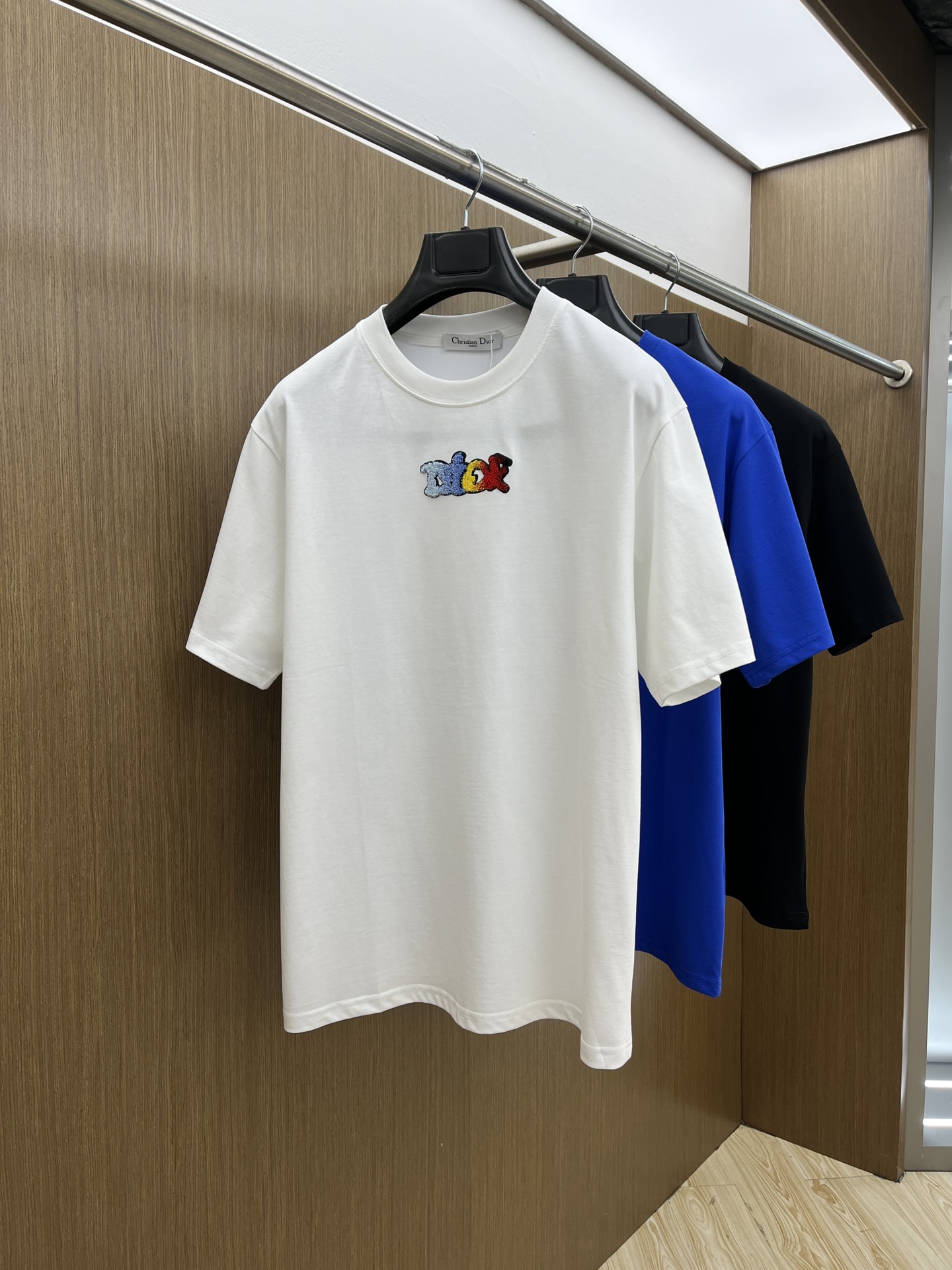 NO:154773,LV exclusive first release, the latest product in early spring 2025, available at the counter at the same time, original singles, fashionable and casual round neck short-sleeved T-shirt, comfortable on the upper body!  Eye-catching and highlighted, using imported original fabric, top-grade printed embroidery craft letter pattern logo, simple but not losing fashion, top body fashionable and handsome fdl code S-XXL,, louis vuitton, T-shirt,tees, t-shirt,alexander wang19860909LV 独家首发 2025早春最新品,专柜同步有售,原单狠货,时尚休闲圆领短袖T恤,上身舒适！吸睛而有亮点,采用进口原版面料,顶级印花刺绣工艺字母图案logo,简单而不失时尚,上身时尚帅气 fdl码数S-XXL,,louis vuitton,T-shirt,tees，t-shirt,alexander wang,Men's clothing