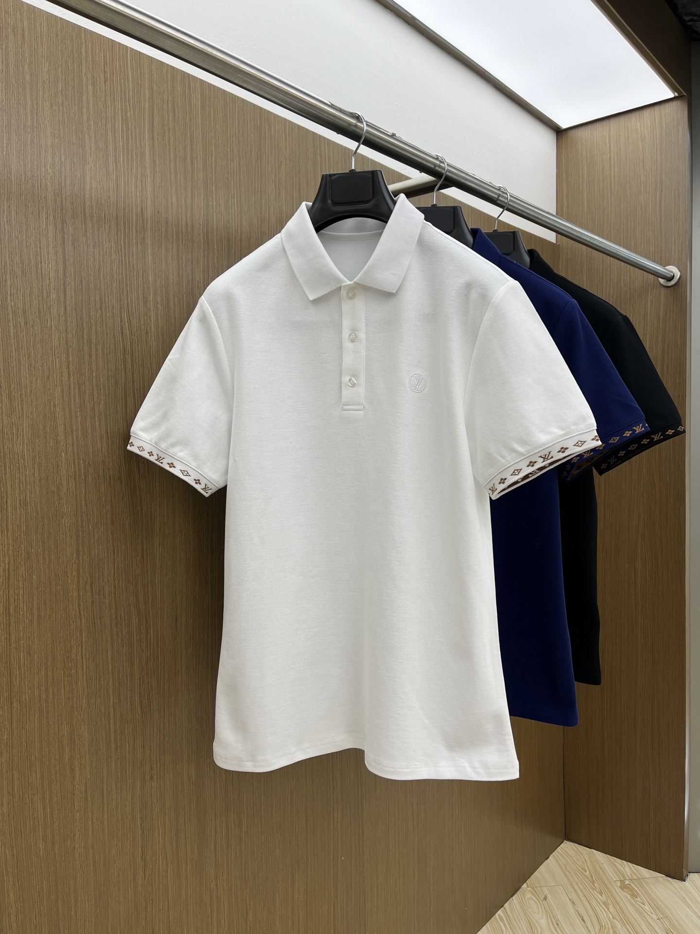 NO:463508,LV exclusive customized craftsmanship model, 2025ss summer new product synchronized by the counter, classic logo on men's chest, business casual contrast collar short-sleeved Polo shirt!  Trading companies have sparse channels and GW is on sale at the same time!  The visual is quite exquisite and beautiful, showing the brand's characteristics, with high recognition and fashionable feel. The overall design explains minimalism to the extreme, simple and generous!  The imported bead floor cotton is selected for customers. The fabric feels soft and light, with an unparalleled comfortable texture, close-fitting and skin-friendly and breathable. The simple stand-up collar design modifies the neck lines and demonstrates a capable and neat temperament. The loose style is good for the body and has no sense of restraint. The classic logo embroidery on the chest of the clothes, and the letters and logo of the back collar brand jacquard knitted threads are echoed. It is a symbol of identity and high luxury status. The texture is quite broad and not easy to deform. The whole POLO shirt is uniform and casual in its style. It exudes a hint of masculine charm in every move. The craftsmanship is exquisite and exquisite, with an extraordinary sense of high-end style, setting off the elegant and generous image of a man. The colors are blue, white, bok black!  Size 48/M-56/3XL 48 Shoulder width 42 bust 98 Clothes length 67 sleeves 21 50 Shoulder width 44 bust 102 Clothes length 68 sleeves 22 52 Shoulder width 46 Bust 106 Clothes length 69 sleeves 23 54 Shoulder width 48 Bust 110 Clothes length 70 sleeves 24 56 Shoulder width 50 bust 114 Clothes length 71 sleeves 25, louis vuitton, T-shirt, alexander wang19860909LV 独家定制工艺款 ,专柜同步2025ss夏季新品,男士胸前经典徽标标识商务休闲撞色领短袖Polo衫！贸易公司渠道稀出,同步GW发售！视觉颇为精致美观,彰显了品牌特质,辨识度极高且极具时髦感,整体的设计将极简主义阐释到极致,,简约而大方！选用客供进口珠地棉,面料手感软糯轻薄,有着无与伦比的舒适质感,贴身干爽亲肤透气性极强,简洁的立领设计,修饰颈部线条,彰显干练利落气质.宽松版型,对身材包容性好,穿着没有束缚感.衣身胸前经典徽标刺绣点缀,搭配后领品牌字母徽标提花针织螺纹相呼应.则是身份与高奢地位的象征,质地挺阔不易变形,整件POLO衫风格统一潇洒随性,举止投足间又隐隐散发出一丝男性魅力,工艺精湛考究,拥有不凡的高级感,衬托出儒雅大方的男士形象.颜色蓝色,白色,bok黑色！尺码48/M-56/3XL 48 肩宽42胸围98 衣长67袖长21 50 肩宽44胸围102衣长68袖长22 52 肩宽46胸围106衣长69袖长23 54 肩宽48胸围110衣长70袖长24 56 肩宽50胸围114衣长71袖长25,,louis vuitton,T-shirt,alexander wang,Men's clothing