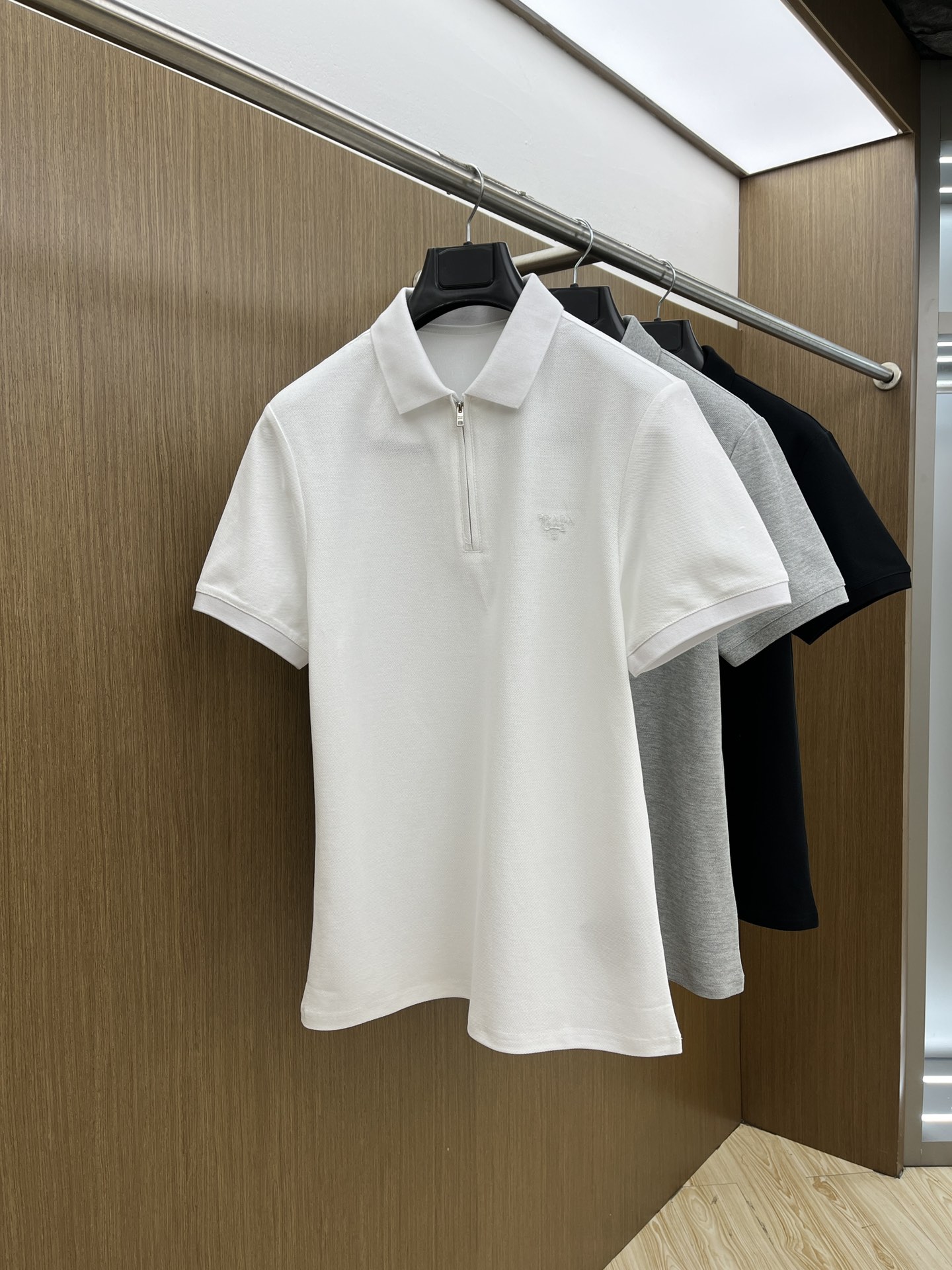 NO:463515,PD exclusive customized craftsmanship model, 2025ss summer new product synchronized by the counter, classic logo on men's chest, business casual contrast collar short-sleeved Polo shirt!  Trading companies have sparse channels and GW is on sale at the same time!  The visual is quite exquisite and beautiful, showing the brand's characteristics, with high recognition and fashionable feel. The overall design explains minimalism to the extreme, simple and generous!  The imported bead floor cotton is selected for customers. The fabric feels soft and light, with an unparalleled comfortable texture, close-fitting and skin-friendly and breathable. The simple stand-up collar design modifies the neck lines and demonstrates a capable and neat temperament. The loose style is good for the body and has no sense of restraint. The classic logo embroidery on the chest of the clothes, and the letters and logo of the back collar brand jacquard knitted threads are echoed. It is a symbol of identity and high luxury status. The texture is quite broad and not easy to deform. The whole POLO shirt is uniform and casual in its style. It exudes a hint of masculine charm in every move. The craftsmanship is exquisite and exquisite, with an extraordinary sense of high-end style, setting off the elegant and generous image of a man. The colors are blue, white, bok black!  Size 48/M-56/3XL 48 Shoulder width 42 bust 98 Clothes length 67 sleeves 21 50 Shoulder width 44 bust 102 Clothes length 68 sleeves 22 52 Shoulder width 46 Bust 106 Clothes length 69 sleeves 23 54 Shoulder width 48 Bust 110 Clothes length 70 sleeves 24 56 Shoulder width 50 bust 114 Clothes length 71 sleeves 25, T-shirt, alexander wang19860909PD 独家定制工艺款 ,专柜同步2025ss夏季新品,男士胸前经典徽标标识商务休闲撞色领短袖Polo衫！贸易公司渠道稀出,同步GW发售！视觉颇为精致美观,彰显了品牌特质,辨识度极高且极具时髦感,整体的设计将极简主义阐释到极致,,简约而大方！选用客供进口珠地棉,面料手感软糯轻薄,有着无与伦比的舒适质感,贴身干爽亲肤透气性极强,简洁的立领设计,修饰颈部线条,彰显干练利落气质.宽松版型,对身材包容性好,穿着没有束缚感.衣身胸前经典徽标刺绣点缀,搭配后领品牌字母徽标提花针织螺纹相呼应.则是身份与高奢地位的象征,质地挺阔不易变形,整件POLO衫风格统一潇洒随性,举止投足间又隐隐散发出一丝男性魅力,工艺精湛考究,拥有不凡的高级感,衬托出儒雅大方的男士形象.颜色蓝色,白色,bok黑色！尺码48/M-56/3XL 48 肩宽42胸围98 衣长67袖长21 50 肩宽44胸围102衣长68袖长22 52 肩宽46胸围106衣长69袖长23 54 肩宽48胸围110衣长70袖长24 56 肩宽50胸围114衣长71袖长25,,T-shirt,alexander wang,Men's clothing