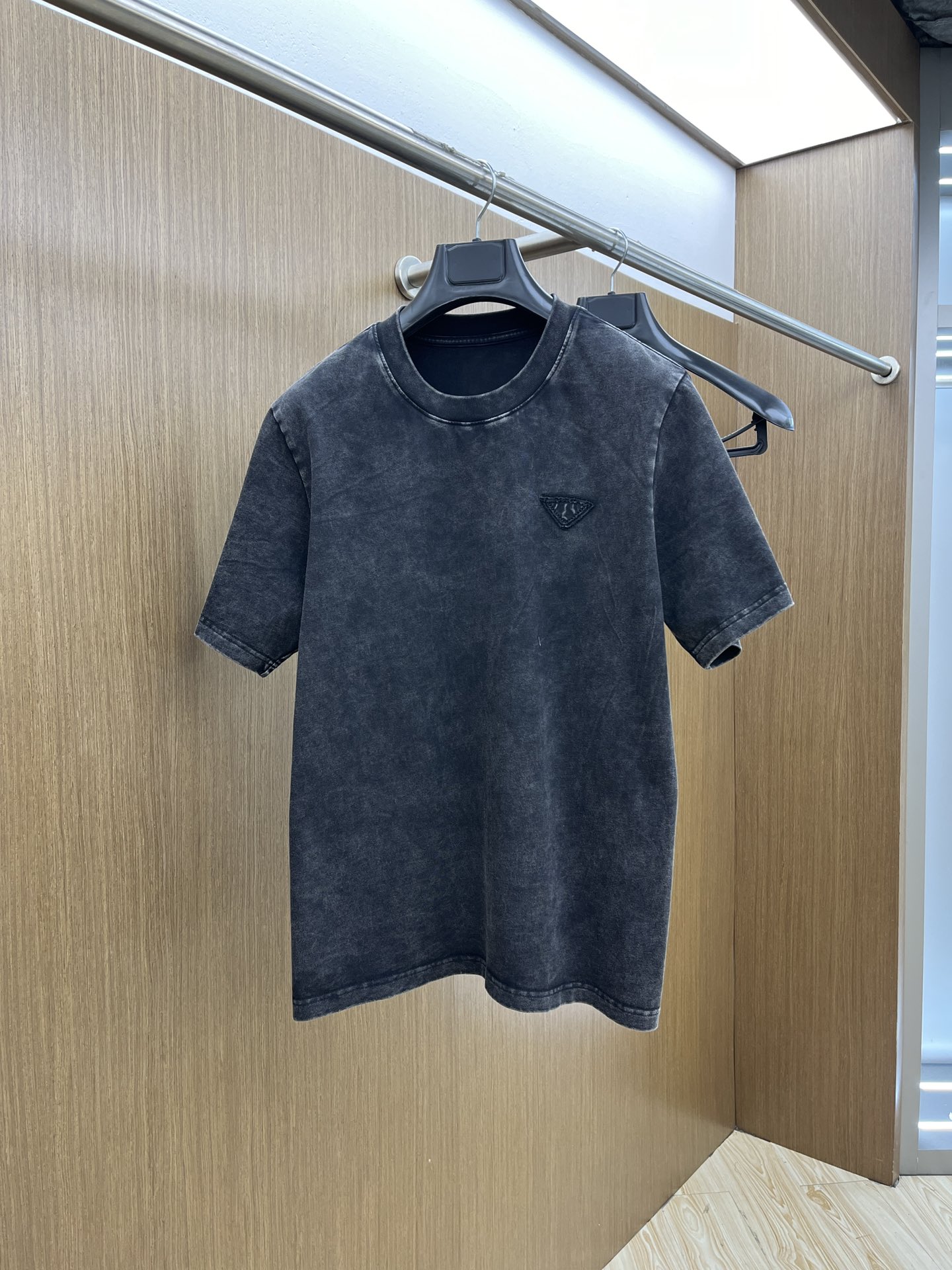 NO:463528,PD exclusive customized craftsmanship model, 2025ss summer new product synchronized by the counter, classic logo on men's chest, business casual contrast collar short-sleeved Polo shirt!  Trading companies have sparse channels and GW is on sale at the same time!  The visual is quite exquisite and beautiful, showing the brand's characteristics, with high recognition and fashionable feel. The overall design explains minimalism to the extreme, simple and generous!  The imported bead floor cotton is selected for customers. The fabric feels soft and light, with an unparalleled comfortable texture, close-fitting and skin-friendly and breathable. The simple stand-up collar design modifies the neck lines and demonstrates a capable and neat temperament. The loose style is good for the body and has no sense of restraint. The classic logo embroidery on the chest of the clothes, and the letters and logo of the back collar brand jacquard knitted threads are echoed. It is a symbol of identity and high luxury status. The texture is quite broad and not easy to deform. The whole POLO shirt is uniform and casual in its style. It exudes a hint of masculine charm in every move. The craftsmanship is exquisite and exquisite, with an extraordinary sense of high-end style, setting off the elegant and generous image of a man. The colors are blue, white, bok black!  Size 48/M-56/3XL 48 Shoulder width 42 bust 98 Clothes length 67 sleeves 21 50 Shoulder width 44 bust 102 Clothes length 68 sleeves 22 52 Shoulder width 46 Bust 106 Clothes length 69 sleeves 23 54 Shoulder width 48 Bust 110 Clothes length 70 sleeves 24 56 Shoulder width 50 bust 114 Clothes length 71 sleeves 25, T-shirt, alexander wang19860909PD 独家定制工艺款 ,专柜同步2025ss夏季新品,男士胸前经典徽标标识商务休闲撞色领短袖Polo衫！贸易公司渠道稀出,同步GW发售！视觉颇为精致美观,彰显了品牌特质,辨识度极高且极具时髦感,整体的设计将极简主义阐释到极致,,简约而大方！选用客供进口珠地棉,面料手感软糯轻薄,有着无与伦比的舒适质感,贴身干爽亲肤透气性极强,简洁的立领设计,修饰颈部线条,彰显干练利落气质.宽松版型,对身材包容性好,穿着没有束缚感.衣身胸前经典徽标刺绣点缀,搭配后领品牌字母徽标提花针织螺纹相呼应.则是身份与高奢地位的象征,质地挺阔不易变形,整件POLO衫风格统一潇洒随性,举止投足间又隐隐散发出一丝男性魅力,工艺精湛考究,拥有不凡的高级感,衬托出儒雅大方的男士形象.颜色蓝色,白色,bok黑色！尺码48/M-56/3XL 48 肩宽42胸围98 衣长67袖长21 50 肩宽44胸围102衣长68袖长22 52 肩宽46胸围106衣长69袖长23 54 肩宽48胸围110衣长70袖长24 56 肩宽50胸围114衣长71袖长25,,T-shirt,alexander wang,Men's clothing