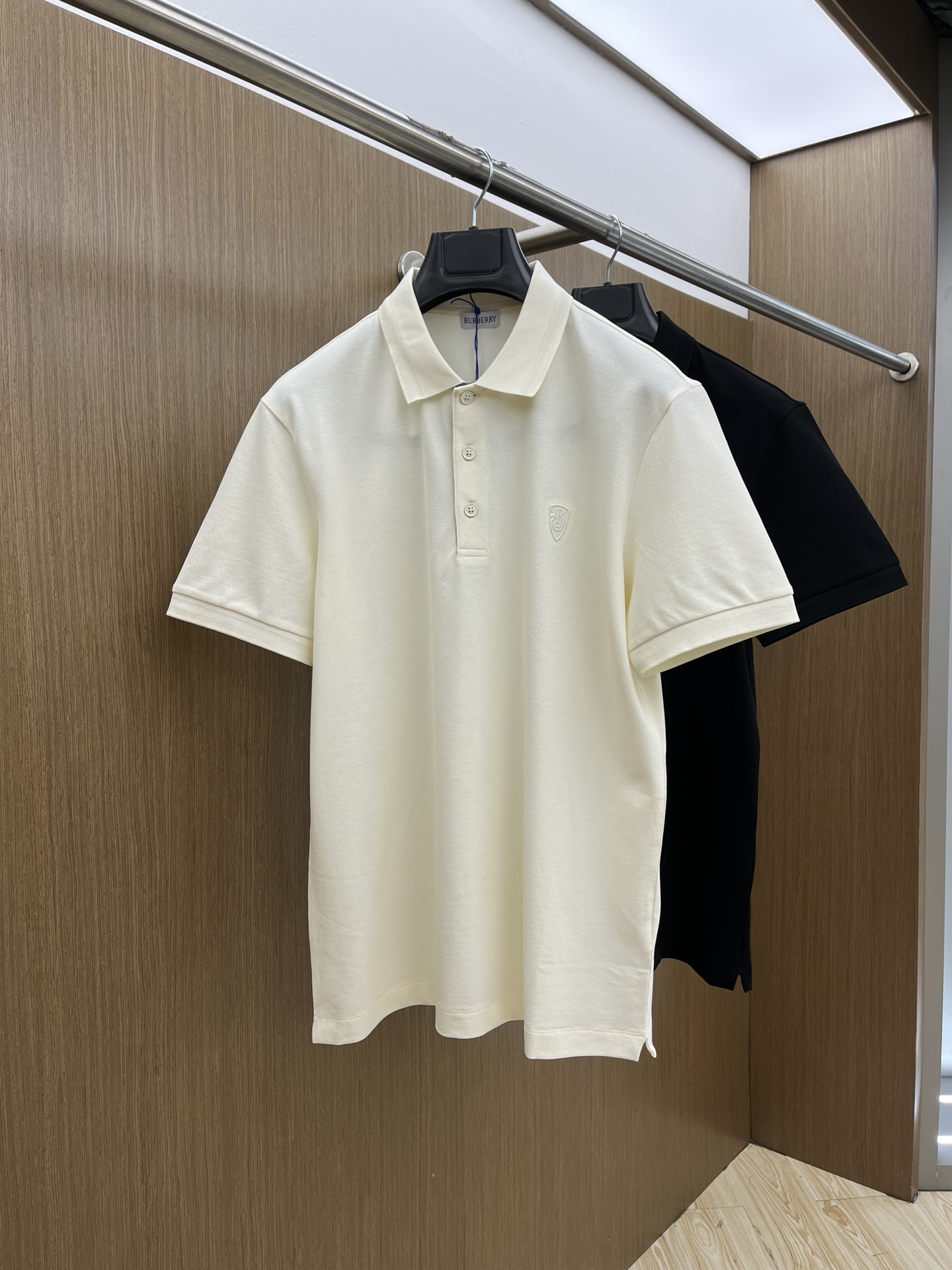 NO:138974,BBR High Quality 25 Early Spring New Short-Sleeve YYDs Daily Going Out and Close Your Eyes Customized Red Chrystal Elastic Cotton Fabric Short-Sleeve Polo Shirts The charm lies in creating a simple and luxurious fashion, and feel the unique temperament of the British style at will. The loose style shows a casual and casual style. Whether it is matched with jeans, casual pants, or skirts, bjj can show a unique personality. Size M-3xl, skirts, jeans, T-shirt, tees, t-shirt, alexander wang19860909BBR 高品质 25早春新款短袖yyds 日常出门闭眼搭 定制朱地弹力棉面料短袖Polo衫T恤 魅力在于创造了简约奢华感的时尚,随意搭配感受英式风格独特气质. 宽松的版型展现出休闲随意的风格,无论是搭配牛仔裤、休闲裤、还是裙子,bjj都能展现出独特的个性 尺码M-3xl,,skirts,jeans,T-shirt,tees，t-shirt,alexander wang,Men's clothing