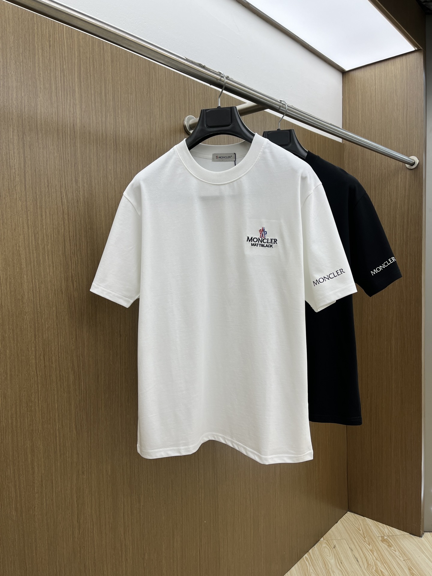 NO:134019,Mon exclusive first release, the latest product in early spring 2025, available at the counter at the same time, original singles, fashionable and casual round neck short-sleeved T-shirt, comfortable on the upper body!  Eye-catching and highlighted, using imported original fabric, top-grade printed embroidery craft letter pattern logo, simple but not lacking in fashion, fashionable and handsome upper body FDL code S-XXL, T-shirt,tees, t-shirt,alexander wang19860909Mon 独家首发 2025早春最新品,专柜同步有售,原单狠货,时尚休闲圆领短袖T恤,上身舒适！吸睛而有亮点,采用进口原版面料,顶级印花刺绣工艺字母图案logo,简单而不失时尚,上身时尚帅气 fdl码数S-XXL,,T-shirt,tees，t-shirt,alexander wang,Men's clothing