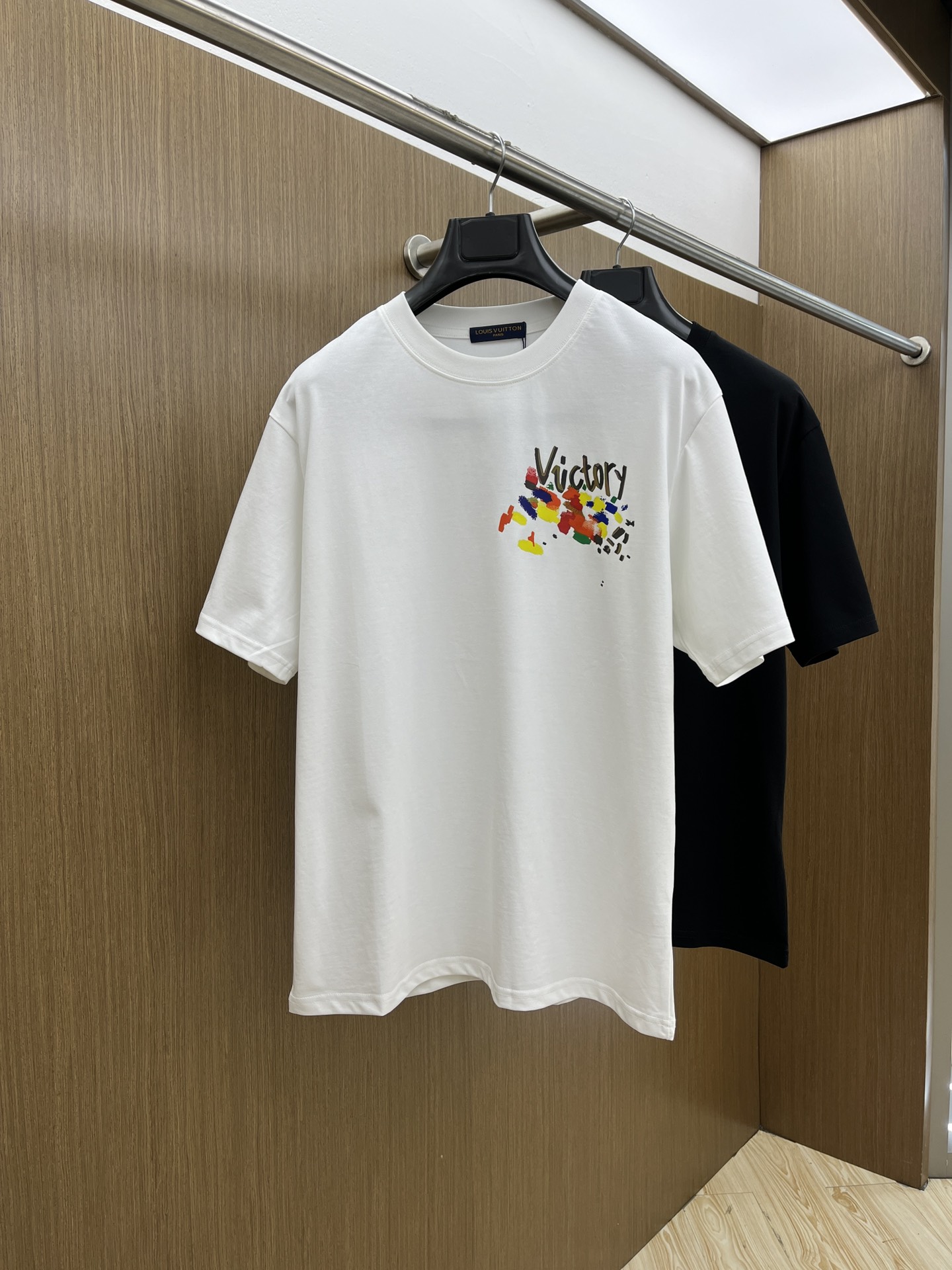 NO:134022,LV exclusive first release, the latest product in early spring 2025, available at the counter at the same time, original singles, fashionable and casual round neck short-sleeved T-shirt, comfortable on the upper body!  Eye-catching and highlighted, using imported original fabric, top-grade printed embroidery craft letter pattern logo, simple but not losing fashion, top body fashionable and handsome fdl code S-XXL,, louis vuitton, T-shirt,tees, t-shirt,alexander wang19860909LV 独家首发 2025早春最新品,专柜同步有售,原单狠货,时尚休闲圆领短袖T恤,上身舒适！吸睛而有亮点,采用进口原版面料,顶级印花刺绣工艺字母图案logo,简单而不失时尚,上身时尚帅气 fdl码数S-XXL,,louis vuitton,T-shirt,tees，t-shirt,alexander wang,Men's clothing