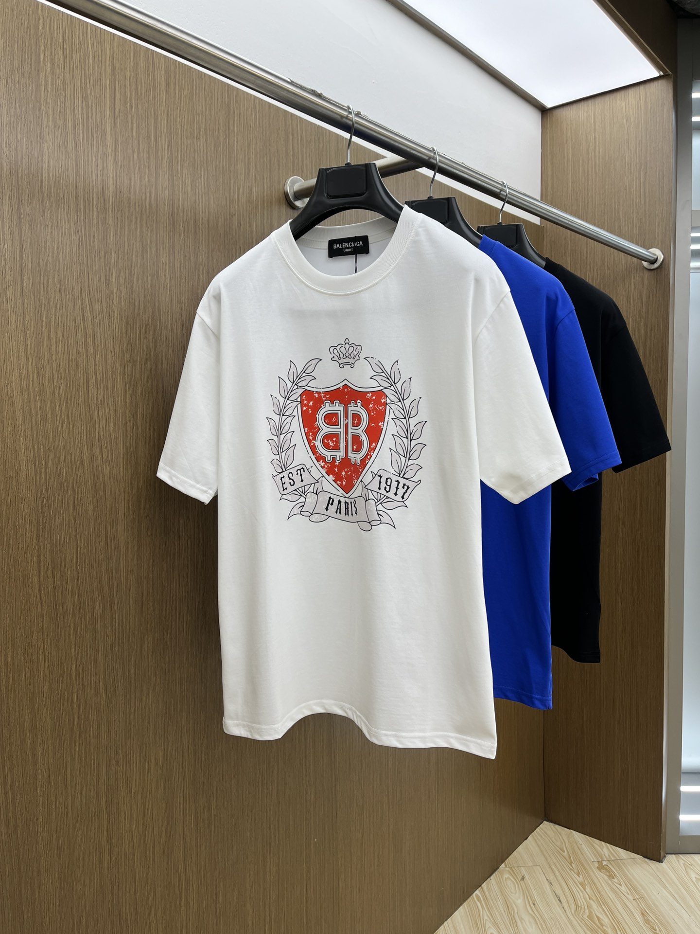 NO:421496,BBG exclusive first release, the latest product in early spring 2025, available at the counter at the same time, original singles, fashionable and casual round neck short-sleeved T-shirt, comfortable on the upper body!  Eye-catching and highlighted, using imported original fabric, top-grade printed embroidery craft letter pattern logo, simple but not lacking in fashion, fashionable and handsome upper body FDL code S-XXL, T-shirt,tees, t-shirt,alexander wang19860909BBG 独家首发 2025早春最新品,专柜同步有售,原单狠货,时尚休闲圆领短袖T恤,上身舒适！吸睛而有亮点,采用进口原版面料,顶级印花刺绣工艺字母图案logo,简单而不失时尚,上身时尚帅气 fdl码数S-XXL,,T-shirt,tees，t-shirt,alexander wang,Men's clothing