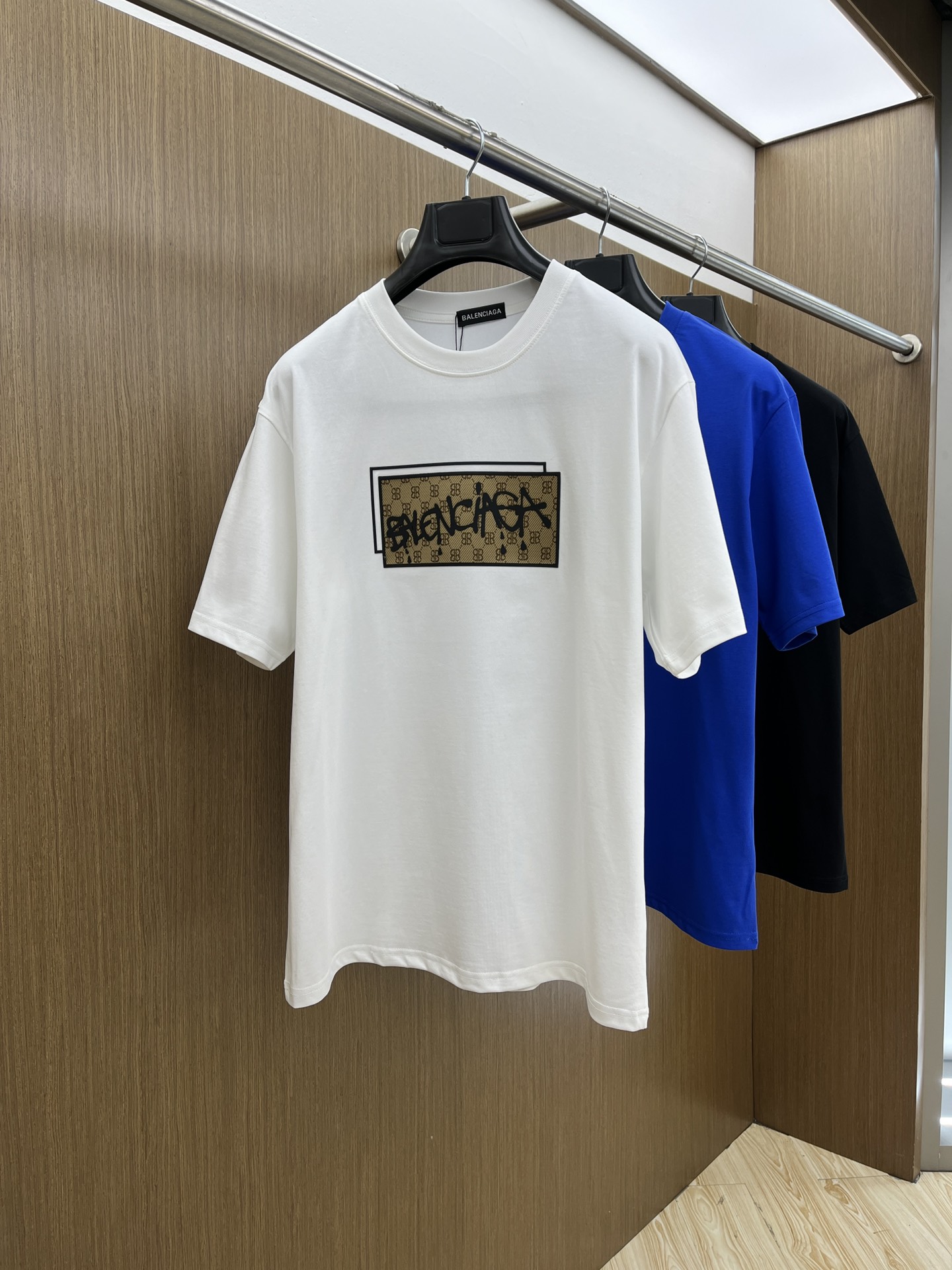 NO:449631,BBG exclusive first release, the latest product in early spring 2025, available at the counter at the same time, original singles, fashionable and casual round neck short-sleeved T-shirt, comfortable on the upper body!  Eye-catching and highlighted, using imported original fabric, top-grade printed embroidery craft letter pattern logo, simple but not lacking in fashion, fashionable and handsome upper body FDL code S-XXL, T-shirt,tees, t-shirt,alexander wang19860909BBG 独家首发 2025早春最新品,专柜同步有售,原单狠货,时尚休闲圆领短袖T恤,上身舒适！吸睛而有亮点,采用进口原版面料,顶级印花刺绣工艺字母图案logo,简单而不失时尚,上身时尚帅气 fdl码数S-XXL,,T-shirt,tees，t-shirt,alexander wang,Men's clothing