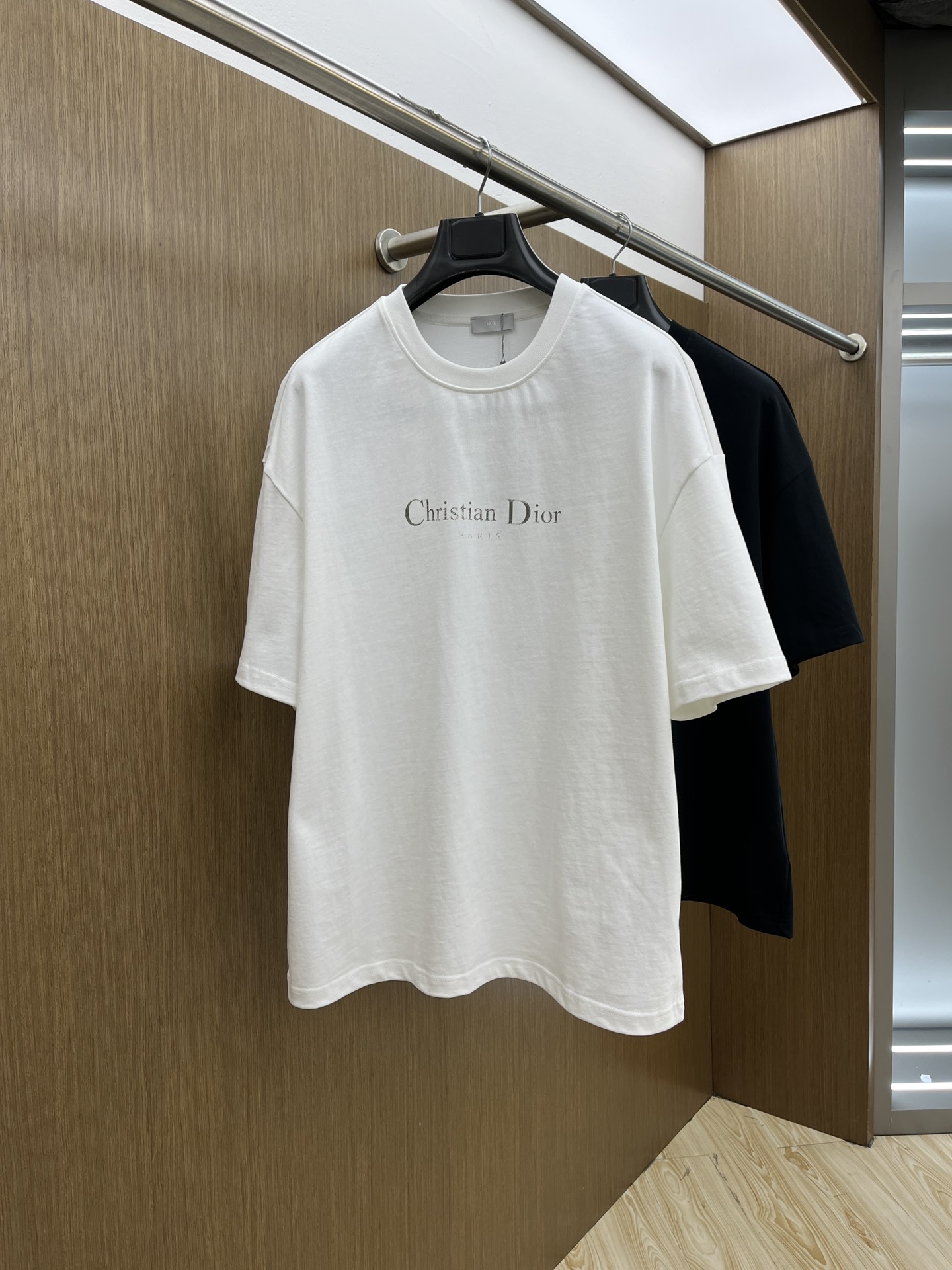 NO:463469,CD ss summer clothing new products, on sale in counter, the latest series of pattern logo short-sleeved T-shirts, the rhythm of each person having to hand in one piece!  Imported top-extreme combed cotton fabric is extremely skin-friendly and comfortable. It is very delicate to touch, has a good texture, and perfectly reflects the three-dimensional feeling. It is in line with the brand's consistent design style. It is a very good overall style. It is completely fine to wear it in one piece. Size S-XL OS version. It is recommended to place an order. The same style as men and women. A33. Two colors are recommended. Black, white, T-shirt,tees, t-shirt,alexander wang.19860909CD ss夏装新品 专柜在售 最新系列图案logo短袖T恤 必须人手一件的节奏！ 进口顶极精梳棉面料,极为亲肤舒适 摸上去非常的细腻,质感很好,完美体现立体感 符合品牌一贯设计风格,整体非常不错的一款,内搭单穿都完全没问题 尺码S-XL OS版 下单建议报身高体重 男女同款a33 两色推荐 黑色 白色,,T-shirt,tees，t-shirt,alexander wang,Men's clothing