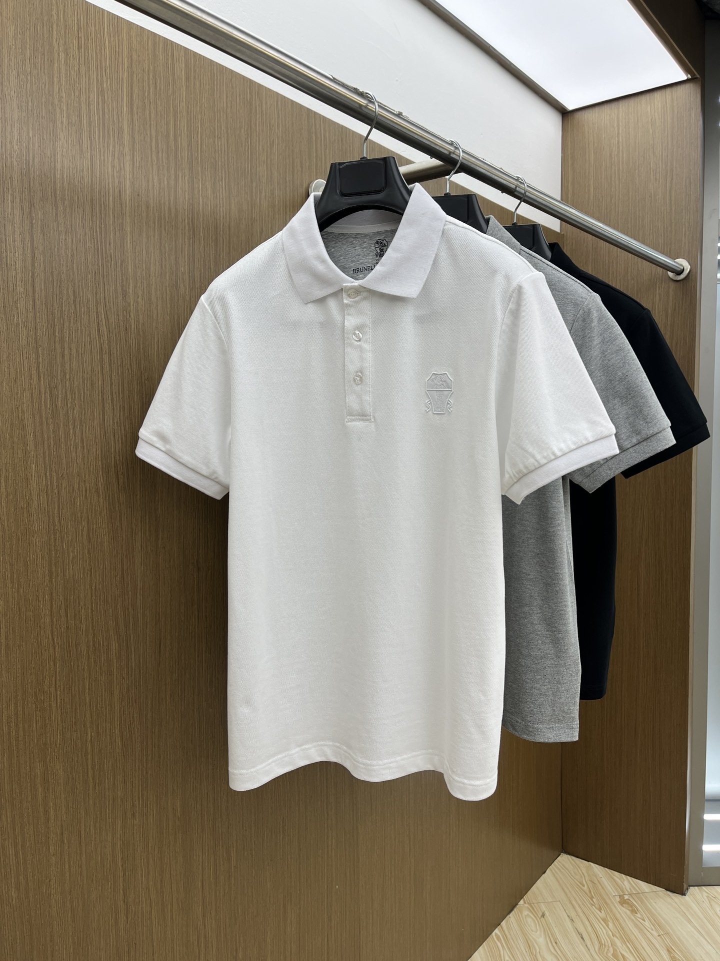 NO:463520,BC exclusive custom craftsmanship model, 2025ss summer new product synchronized by the counter, classic logo on men's chest, business casual contrast collar short-sleeved Polo shirt!  Trading companies have sparse channels and GW is on sale at the same time!  The visual is quite exquisite and beautiful, showing the brand's characteristics, with high recognition and fashionable feel. The overall design explains minimalism to the extreme, simple and generous!  The imported bead floor cotton is selected for customers. The fabric feels soft and light, with an unparalleled comfortable texture, close-fitting and skin-friendly and breathable. The simple stand-up collar design modifies the neck lines and demonstrates a capable and neat temperament. The loose style is good for the body and has no sense of restraint. The classic logo embroidery on the chest of the clothes, and the letters and logo of the back collar brand jacquard knitted threads are echoed. It is a symbol of identity and high luxury status. The texture is quite broad and not easy to deform. The whole POLO shirt is uniform and casual in style. It exudes a hint of masculine charm in every way. The craftsmanship is exquisite and exquisite, with an extraordinary sense of high-end, setting off the elegant and generous image of men. Bok size 48/M-56/3XL 48 Shoulder width 42 bust 98 Long 67 sleeve length 21 50  Shoulder width 44 bust 102 garment length 68 sleeves 22 52 Shoulder width 46 bust 106 garment length 69 sleeves 23 54 Shoulder width 48 bust 110 garment length 70 sleeves 24 56 Shoulder width 50 bust 114 garment length 71 sleeves 25, T-shirt,alexander wang19860909BC 独家定制工艺款 ,专柜同步2025ss夏季新品,男士胸前经典徽标标识商务休闲撞色领短袖Polo衫！贸易公司渠道稀出,同步GW发售！视觉颇为精致美观,彰显了品牌特质,辨识度极高且极具时髦感,整体的设计将极简主义阐释到极致,,简约而大方！选用客供进口珠地棉,面料手感软糯轻薄,有着无与伦比的舒适质感,贴身干爽亲肤透气性极强,简洁的立领设计,修饰颈部线条,彰显干练利落气质.宽松版型,对身材包容性好,穿着没有束缚感.衣身胸前经典徽标刺绣点缀,搭配后领品牌字母徽标提花针织螺纹相呼应.则是身份与高奢地位的象征,质地挺阔不易变形,整件POLO衫风格统一潇洒随性,举止投足间又隐隐散发出一丝男性魅力,工艺精湛考究,拥有不凡的高级感,衬托出儒雅大方的男士形象bok尺码48/M-56/3XL 48 肩宽42胸围98 衣长67袖长21 50 肩宽44胸围102衣长68袖长22 52 肩宽46胸围106衣长69袖长23 54 肩宽48胸围110衣长70袖长24 56 肩宽50胸围114衣长71袖长25,,T-shirt,alexander wang,Men's clothing