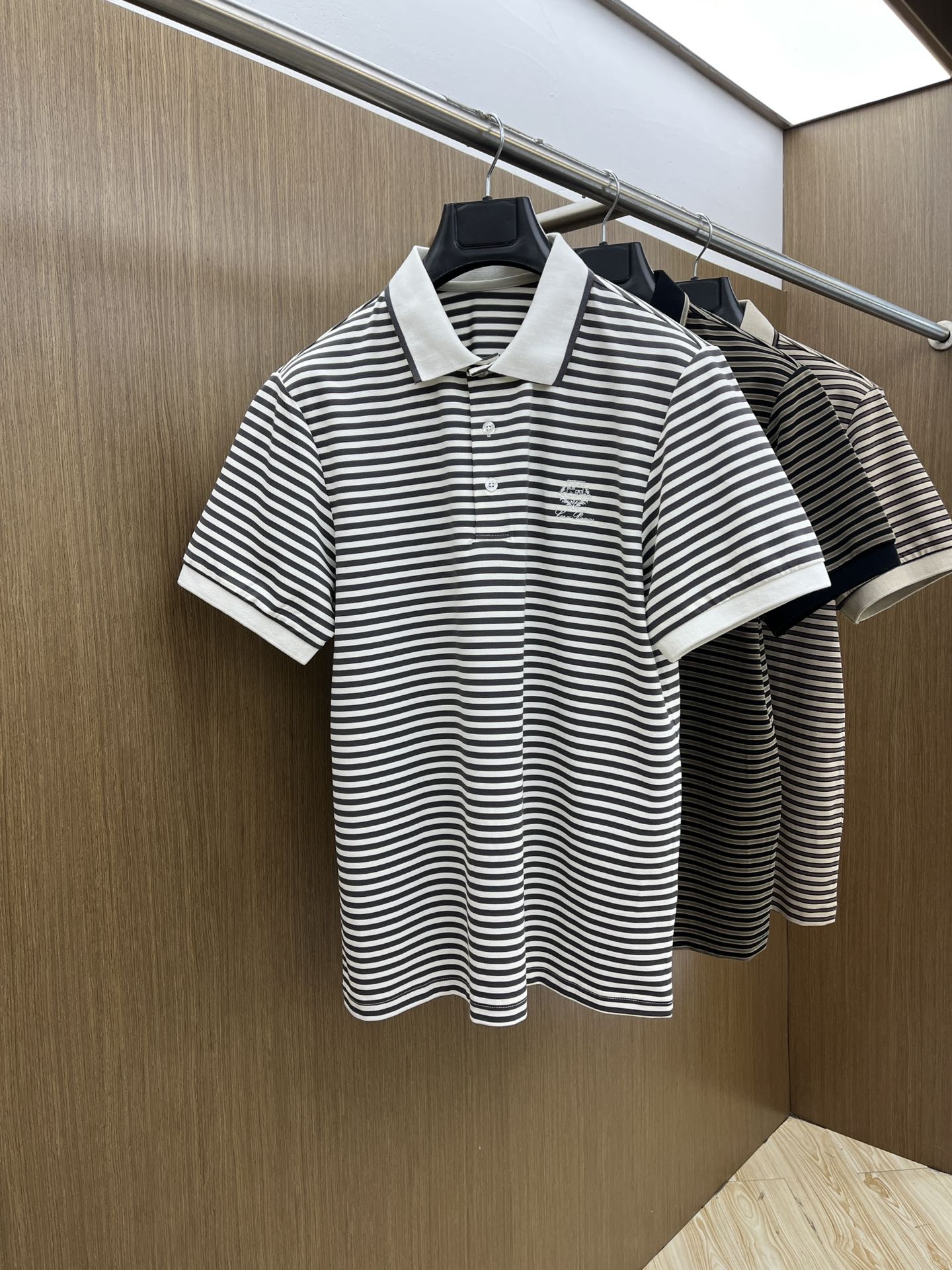 NO:463523,LP exclusive customized craftsmanship model, 2025ss summer new product synchronized by the counter, classic logo on men's chest, business casual contrast collar short-sleeved Polo shirt!  Trading companies have sparse channels and GW is on sale at the same time!  The visual is quite exquisite and beautiful, showing the brand's characteristics, with high recognition and fashionable feel. The overall design explains minimalism to the extreme, simple and generous!  The imported bead floor cotton is selected for customers. The fabric feels soft and light, with an unparalleled comfortable texture, close-fitting and skin-friendly and breathable. The simple stand-up collar design modifies the neck lines and demonstrates a capable and neat temperament. The loose style is good for the body and has no sense of restraint. The classic logo embroidery on the chest of the clothes, and the letters and logo of the back collar brand jacquard knitted threads are echoed. It is a symbol of identity and high luxury status. The texture is quite broad and not easy to deform. The whole POLO shirt is uniform and casual in style. It exudes a hint of masculine charm in every way. The craftsmanship is exquisite and exquisite, with an extraordinary sense of high-end, setting off the elegant and generous image of men. Bok size 48/M-56/3XL 48 Shoulder width 42 bust 98 Long 67 sleeve length 21 50  Shoulder width 44 bust 102 garment length 68 sleeves 22 52 Shoulder width 46 bust 106 garment length 69 sleeves 23 54 Shoulder width 48 bust 110 garment length 70 sleeves 24 56 Shoulder width 50 bust 114 garment length 71 sleeves 25, loro piano, T-shirt, alexander wang19860909LP独家定制工艺款 ,专柜同步2025ss夏季新品,男士胸前经典徽标标识商务休闲撞色领短袖Polo衫！贸易公司渠道稀出,同步GW发售！视觉颇为精致美观,彰显了品牌特质,辨识度极高且极具时髦感,整体的设计将极简主义阐释到极致,,简约而大方！选用客供进口珠地棉,面料手感软糯轻薄,有着无与伦比的舒适质感,贴身干爽亲肤透气性极强,简洁的立领设计,修饰颈部线条,彰显干练利落气质.宽松版型,对身材包容性好,穿着没有束缚感.衣身胸前经典徽标刺绣点缀,搭配后领品牌字母徽标提花针织螺纹相呼应.则是身份与高奢地位的象征,质地挺阔不易变形,整件POLO衫风格统一潇洒随性,举止投足间又隐隐散发出一丝男性魅力,工艺精湛考究,拥有不凡的高级感,衬托出儒雅大方的男士形象bok尺码48/M-56/3XL 48 肩宽42胸围98 衣长67袖长21 50 肩宽44胸围102衣长68袖长22 52 肩宽46胸围106衣长69袖长23 54 肩宽48胸围110衣长70袖长24 56 肩宽50胸围114衣长71袖长25,,loro piana,T-shirt,alexander wang,Men's clothing