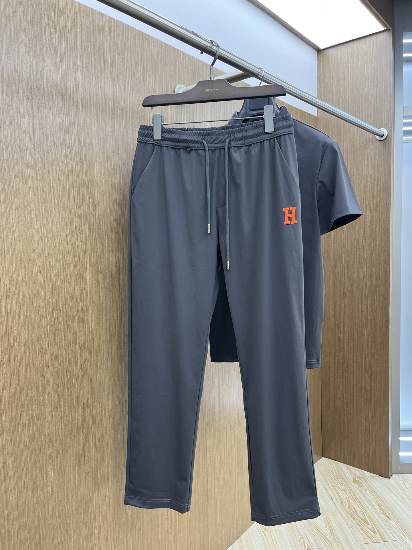 /套 HER 🔥🔥2045s春夏新品休闲套装 独家定制丝光棉棉面料，明星最爱时装味休闲简单大方 刺绣织带